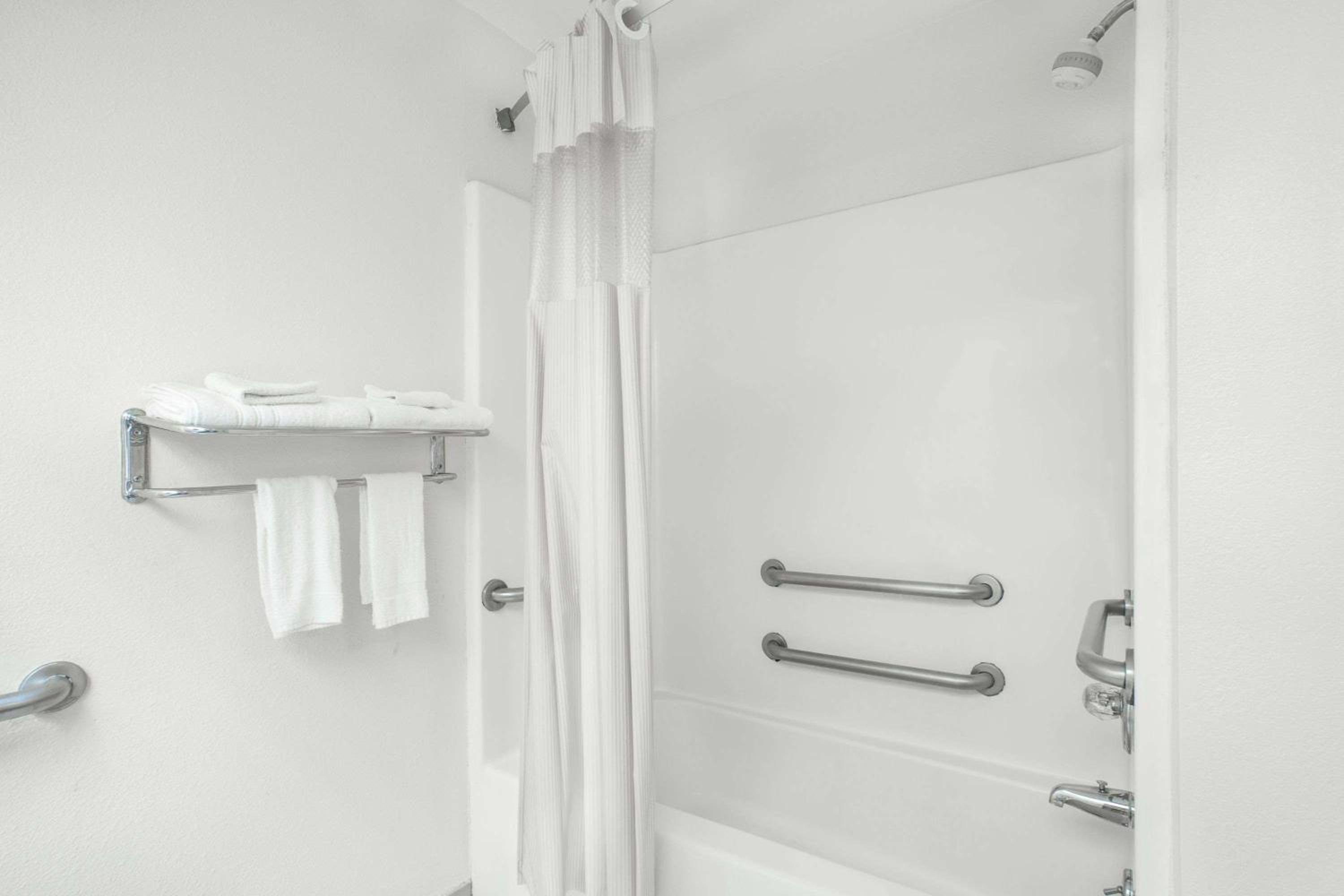 King Room - Disability Access/Non-Smoking - Photo 3