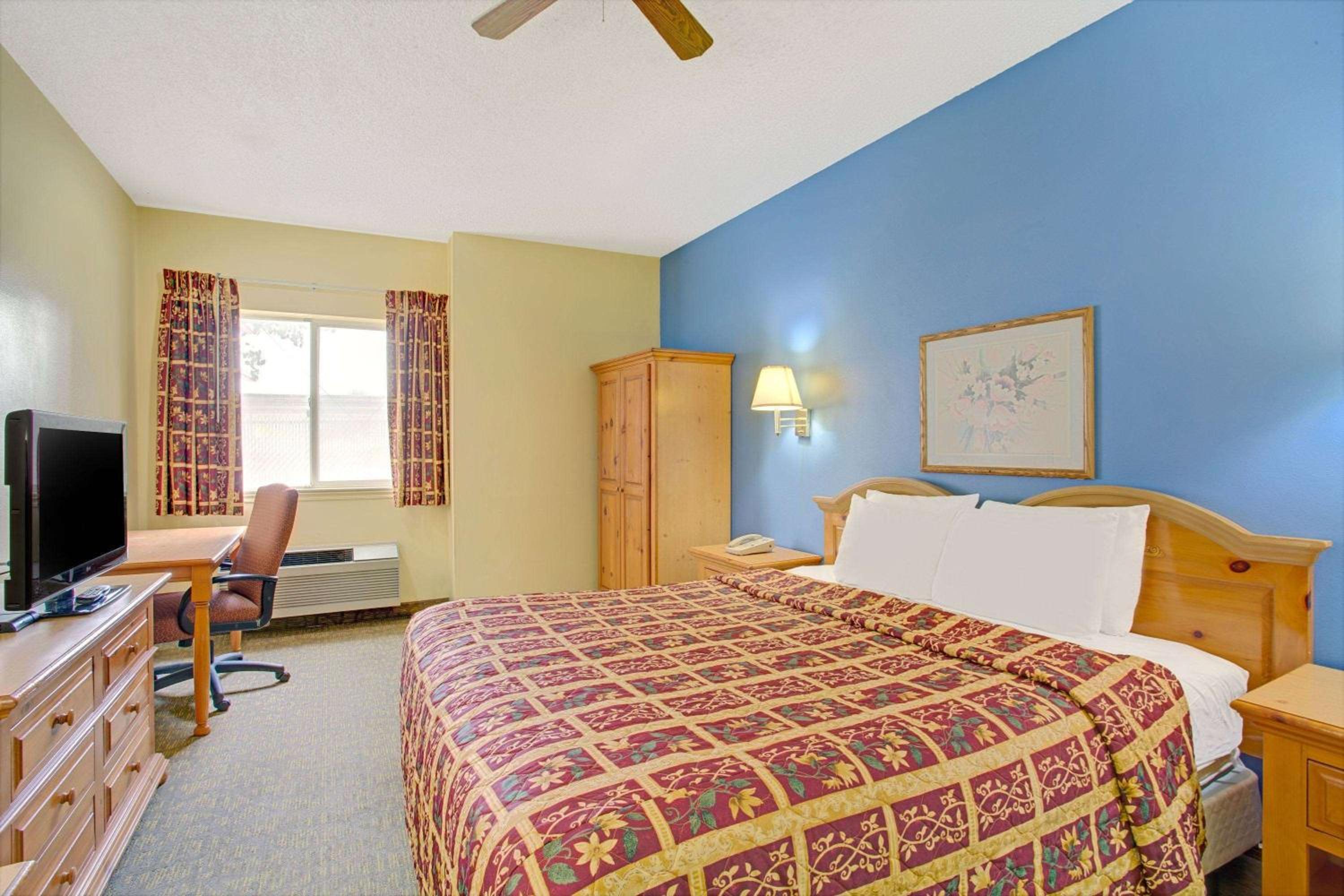 Family Suite with Two Queen Beds - Non-Smoking photo 2
