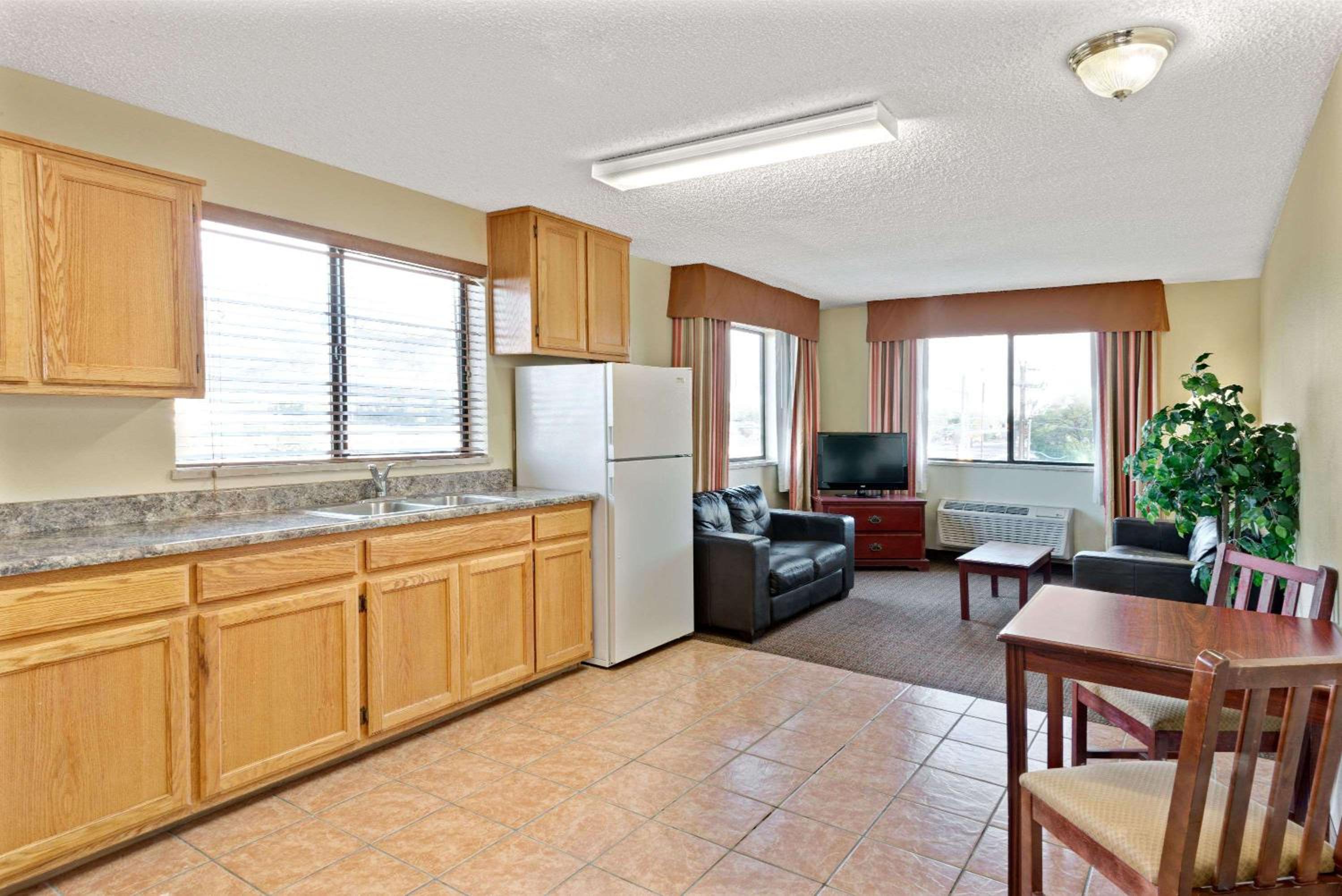 One-Bedroom King Suite - Non-Smoking - Photo 7