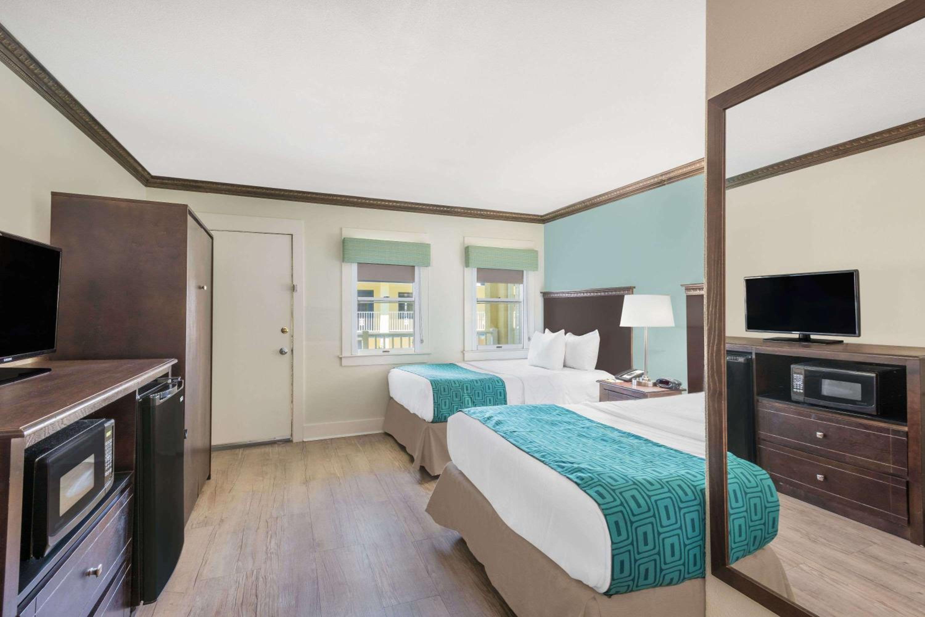 One-Bedroom Suite with Two Double Beds - Non-Smoking photo 3