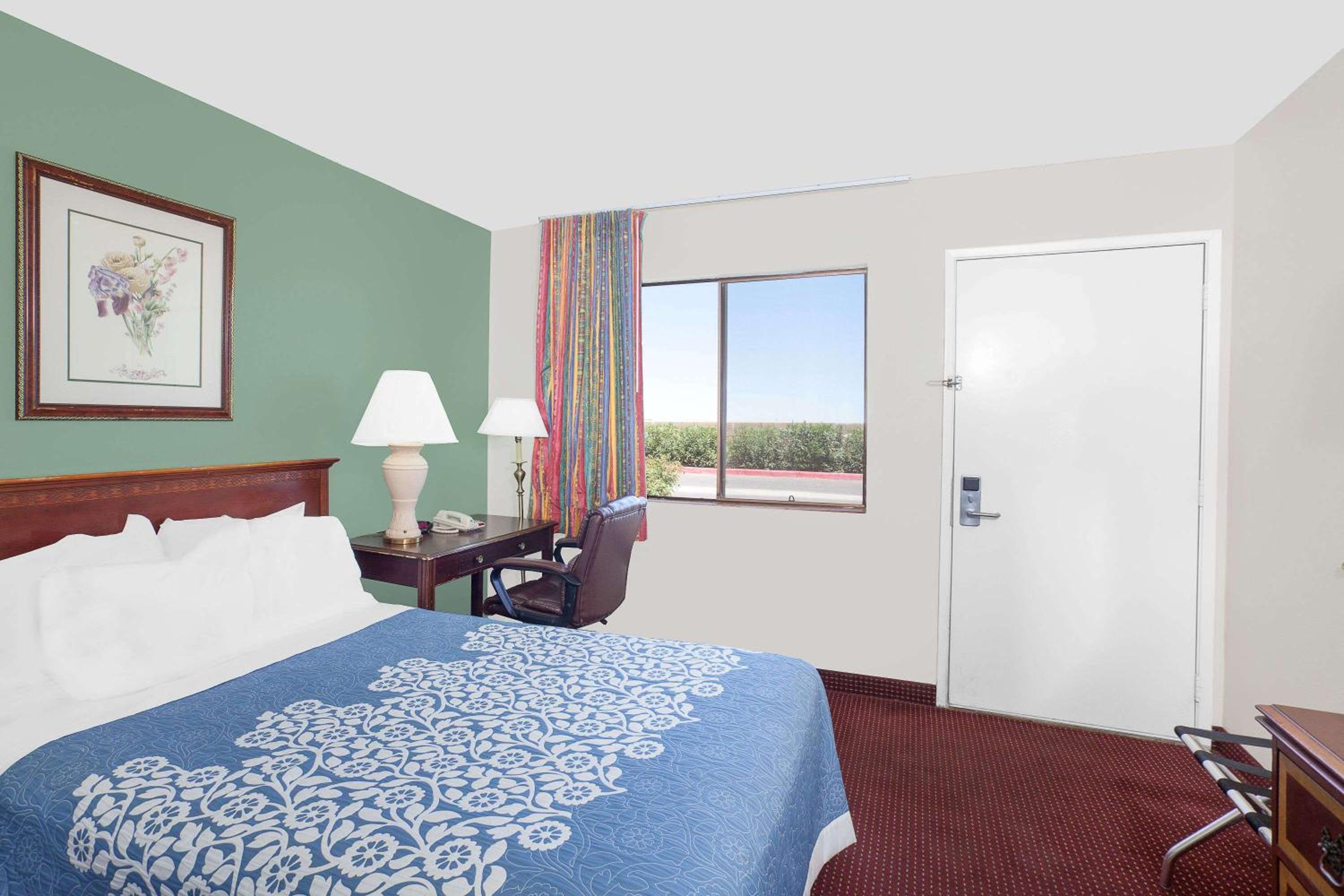 Deluxe Queen Room - Non-Smoking - Photo 5