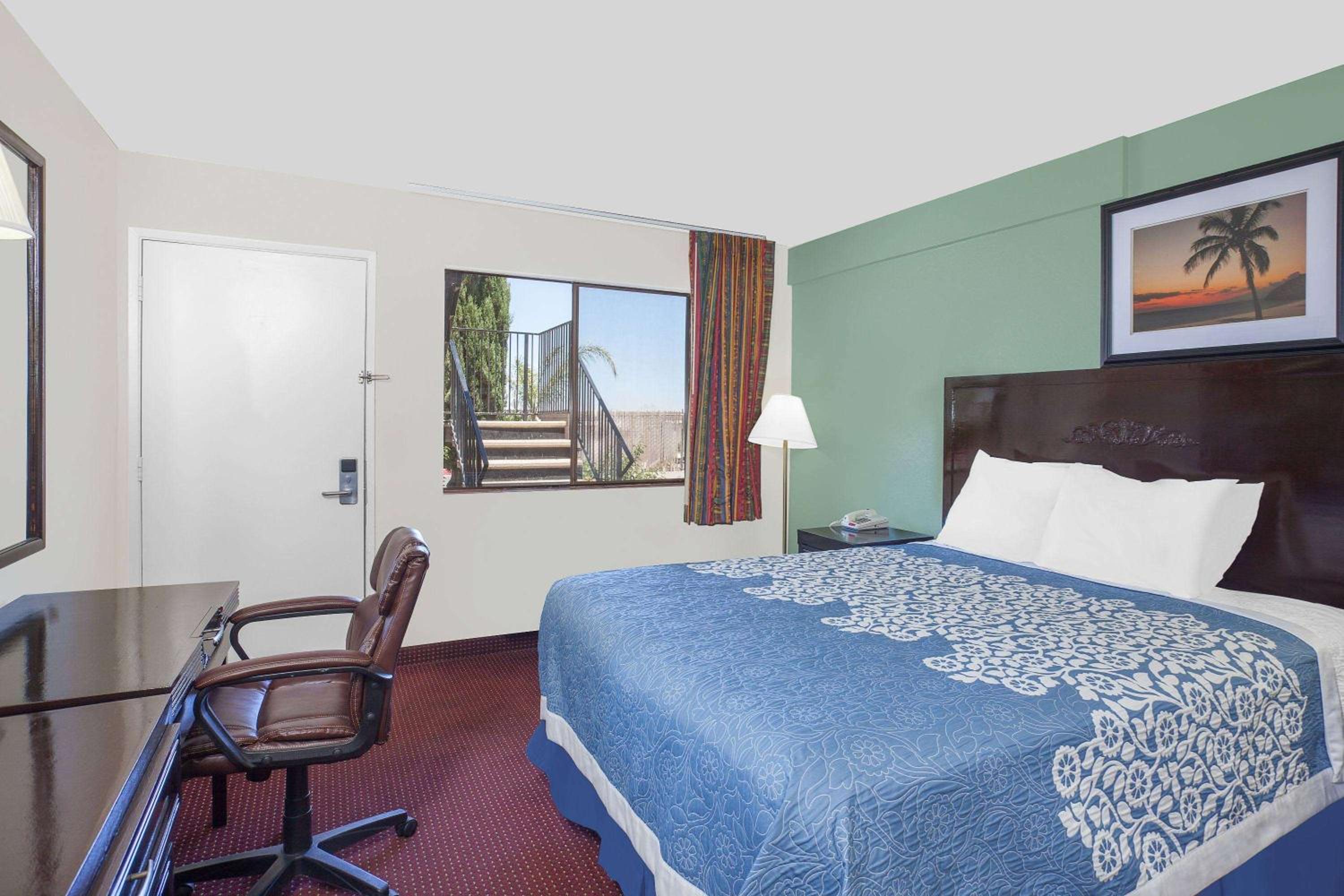 Deluxe Queen Room - Non-Smoking - Photo 6