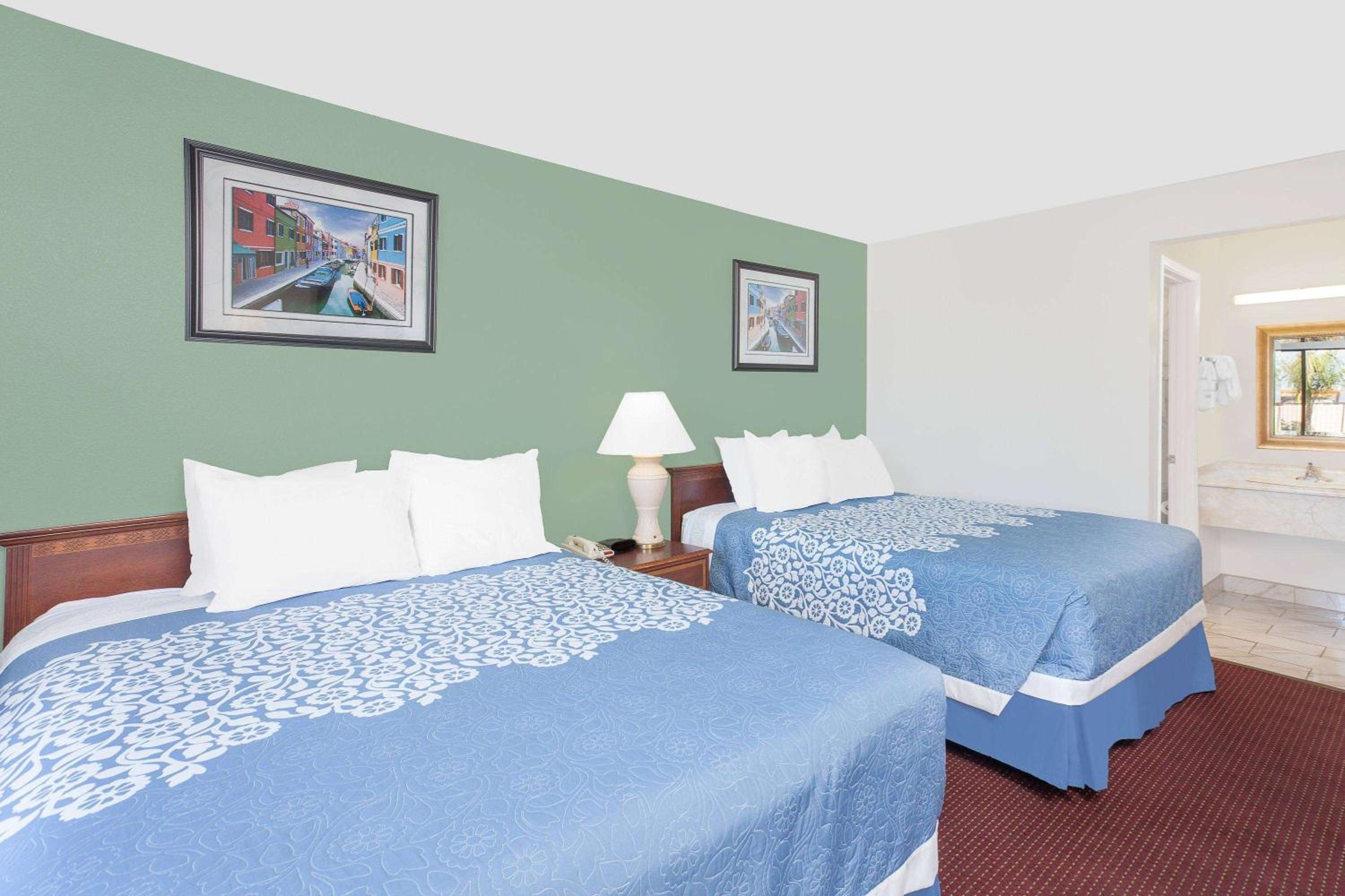 Deluxe Queen Room with Two Queen Beds - Non-Smoking - Photo 3
