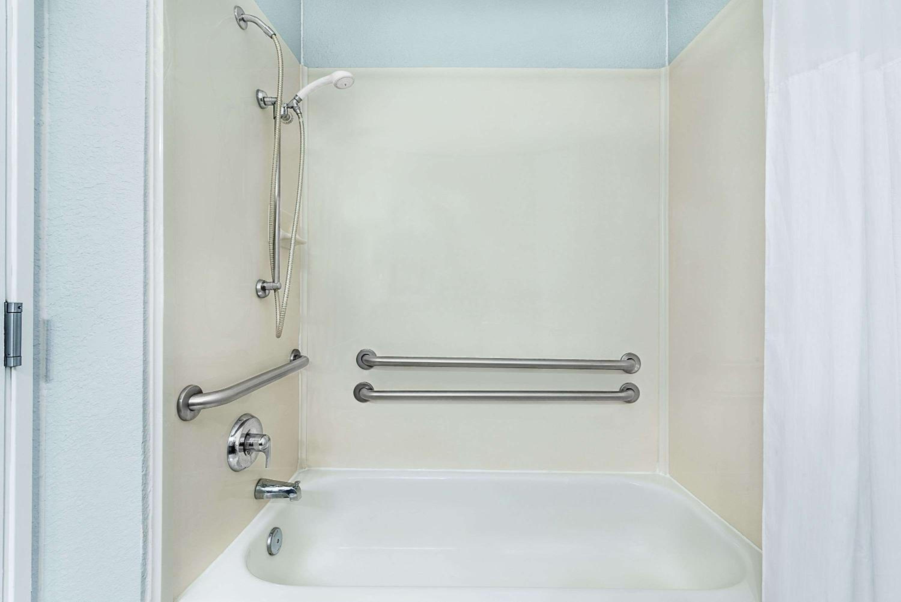 Queen Room with Two Queen Beds and Bath Tub - Mobility/Hearing Accessible - Non-Smoking - Photo 3