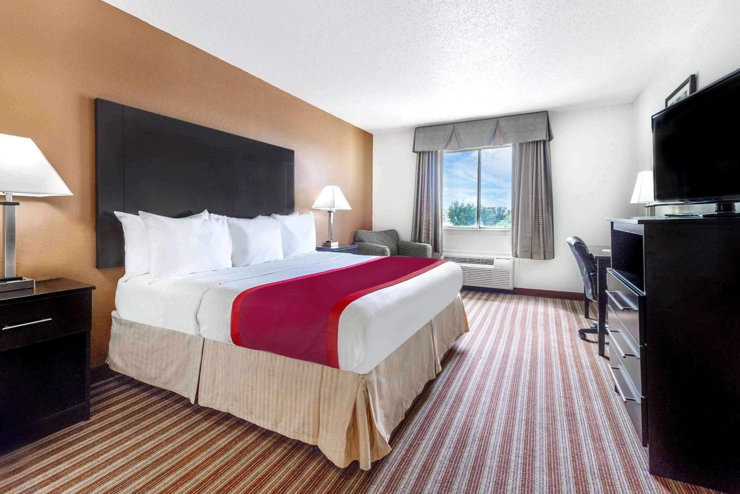 King Suite -  Non-Smoking - Photo 4