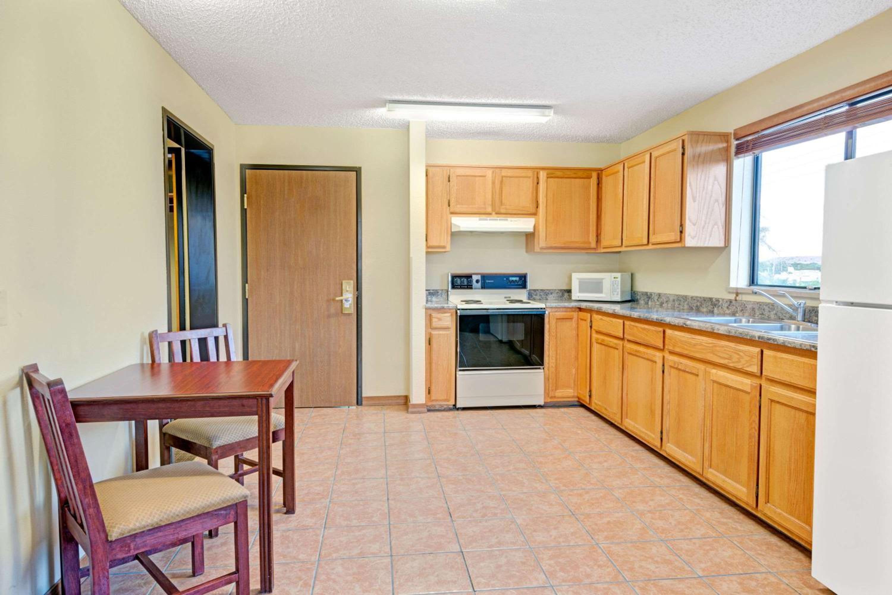One-Bedroom King Suite - Non-Smoking - Photo 8