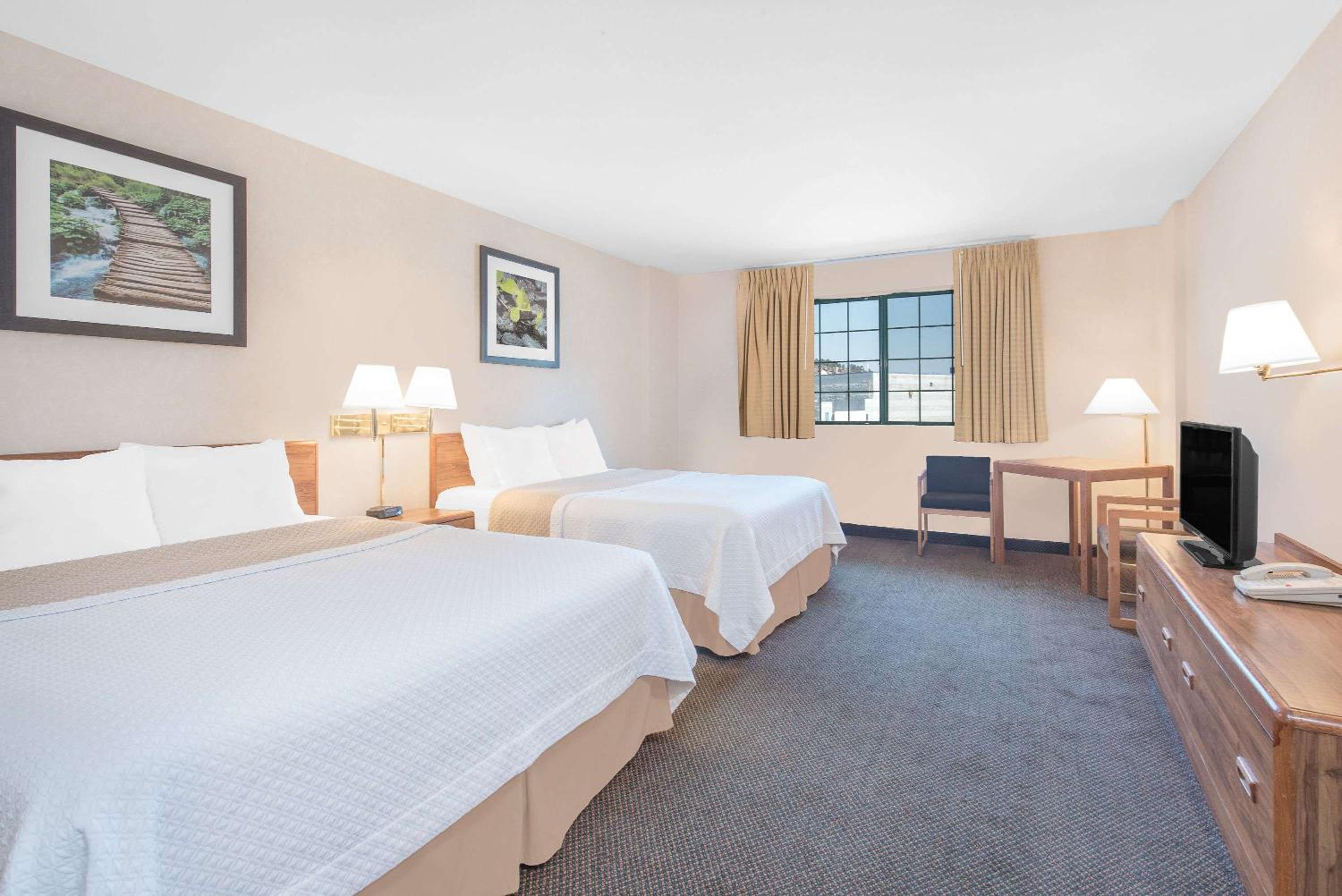 Queen Room with Two Queen Beds - Non-Smoking - Photo 1
