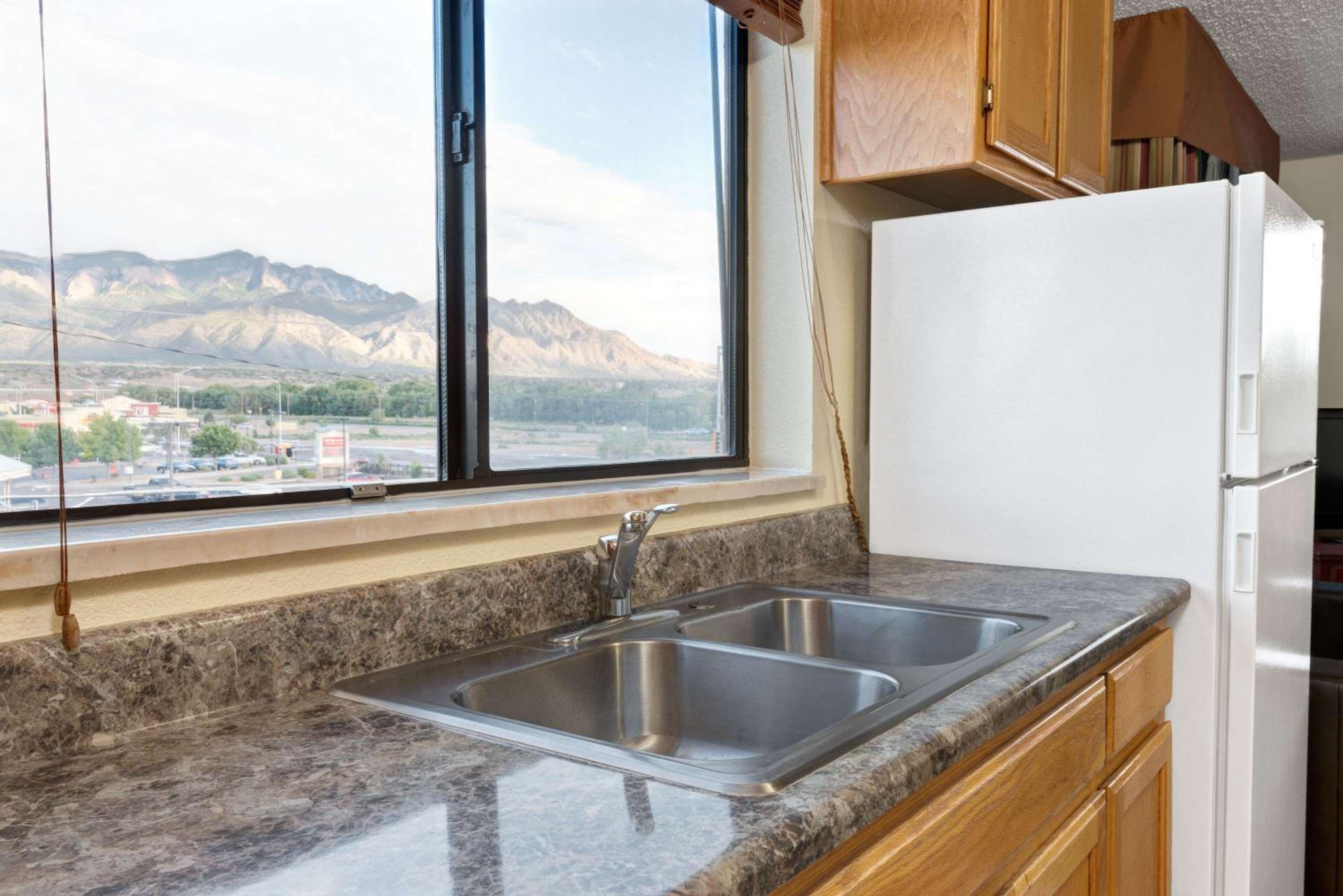 One-Bedroom King Suite - Non-Smoking - Photo 9