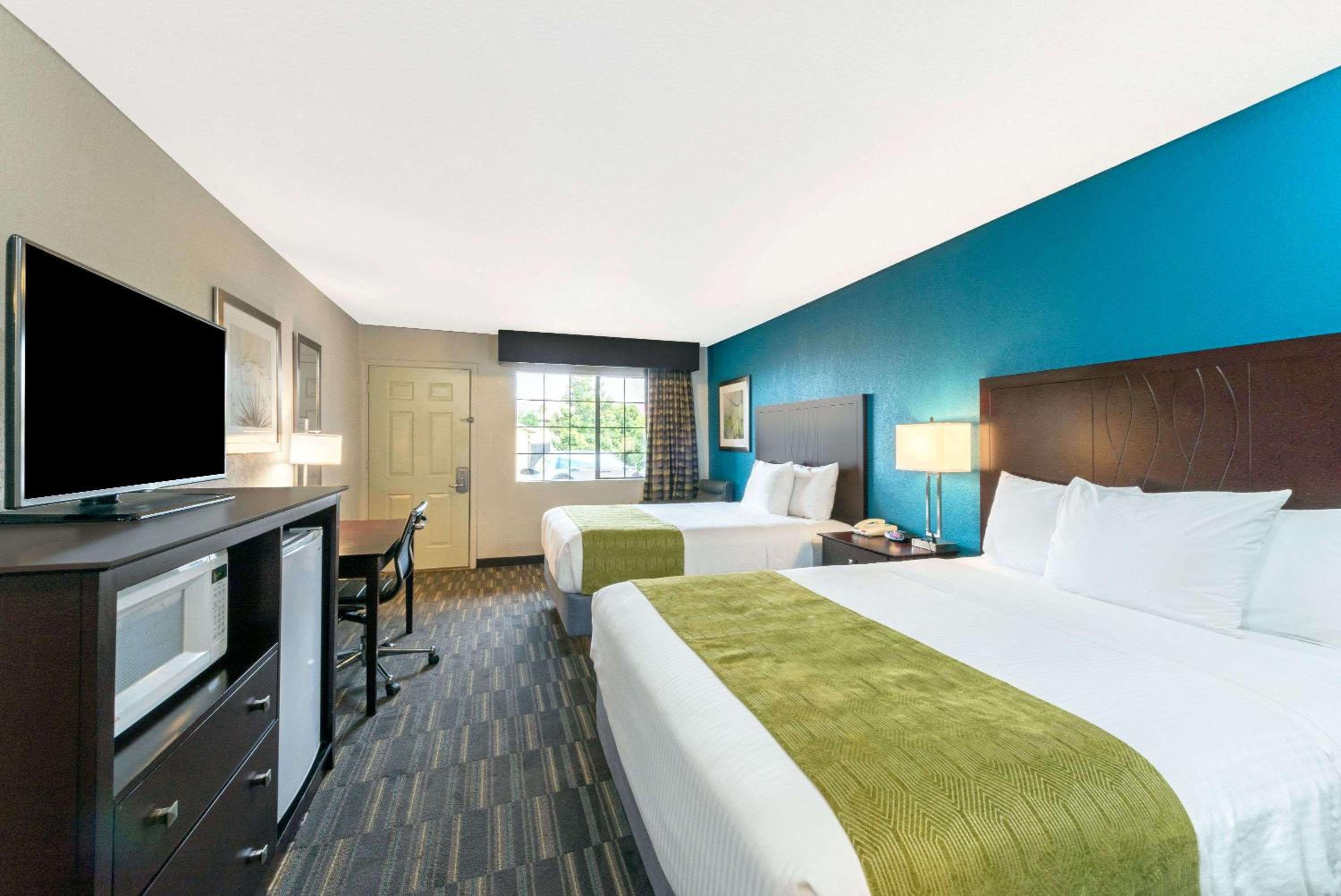 Queen Room with Two Queen Beds - Smoking