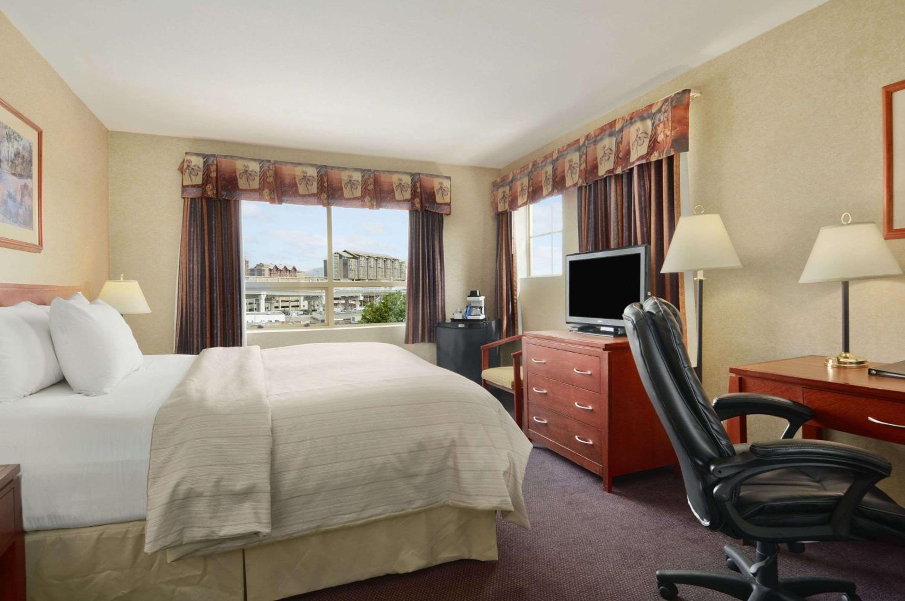 Standard King Room - Photo 2