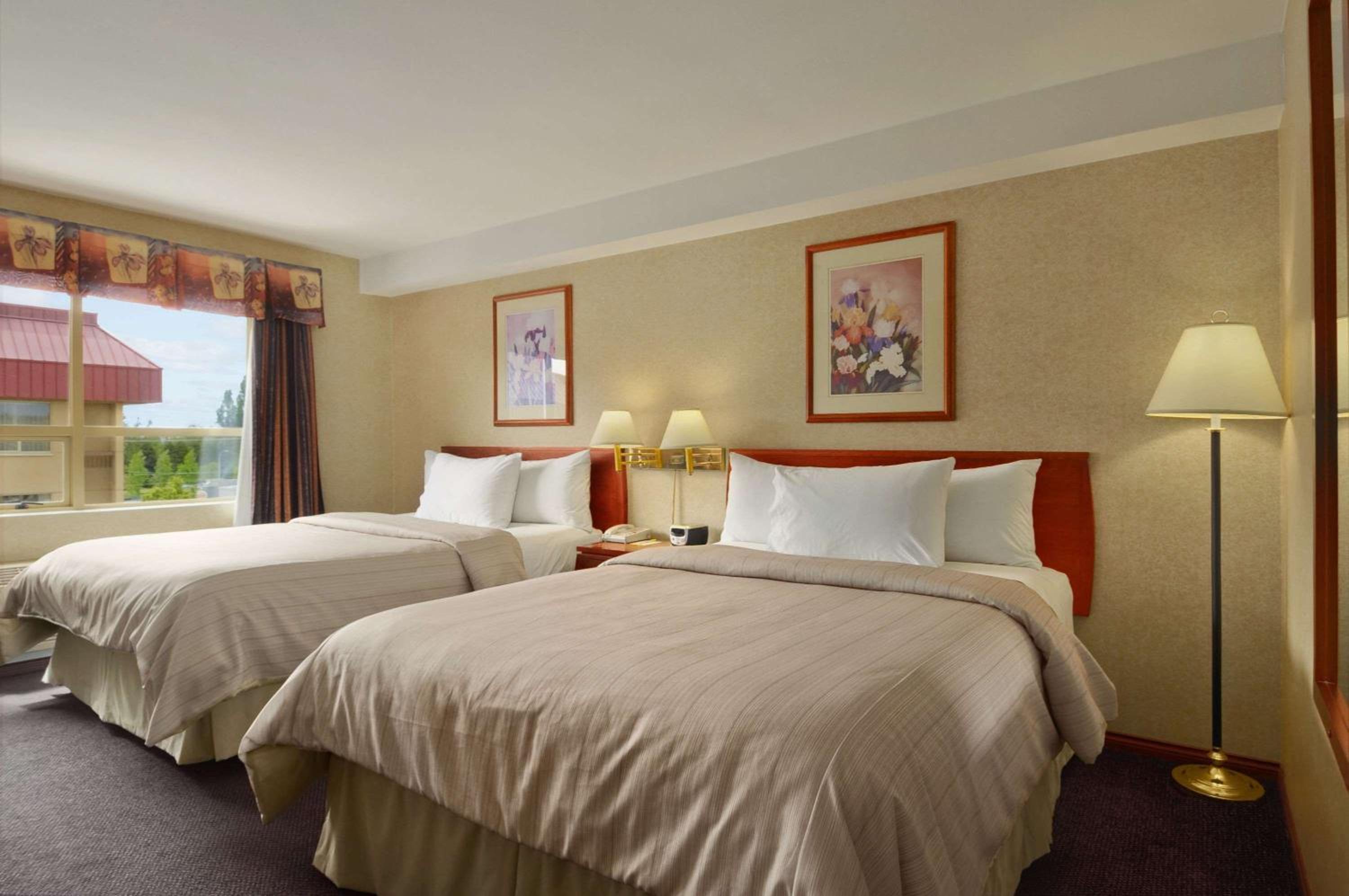 Queen Room with Two Queen Beds - Non-Smoking - Photo 1