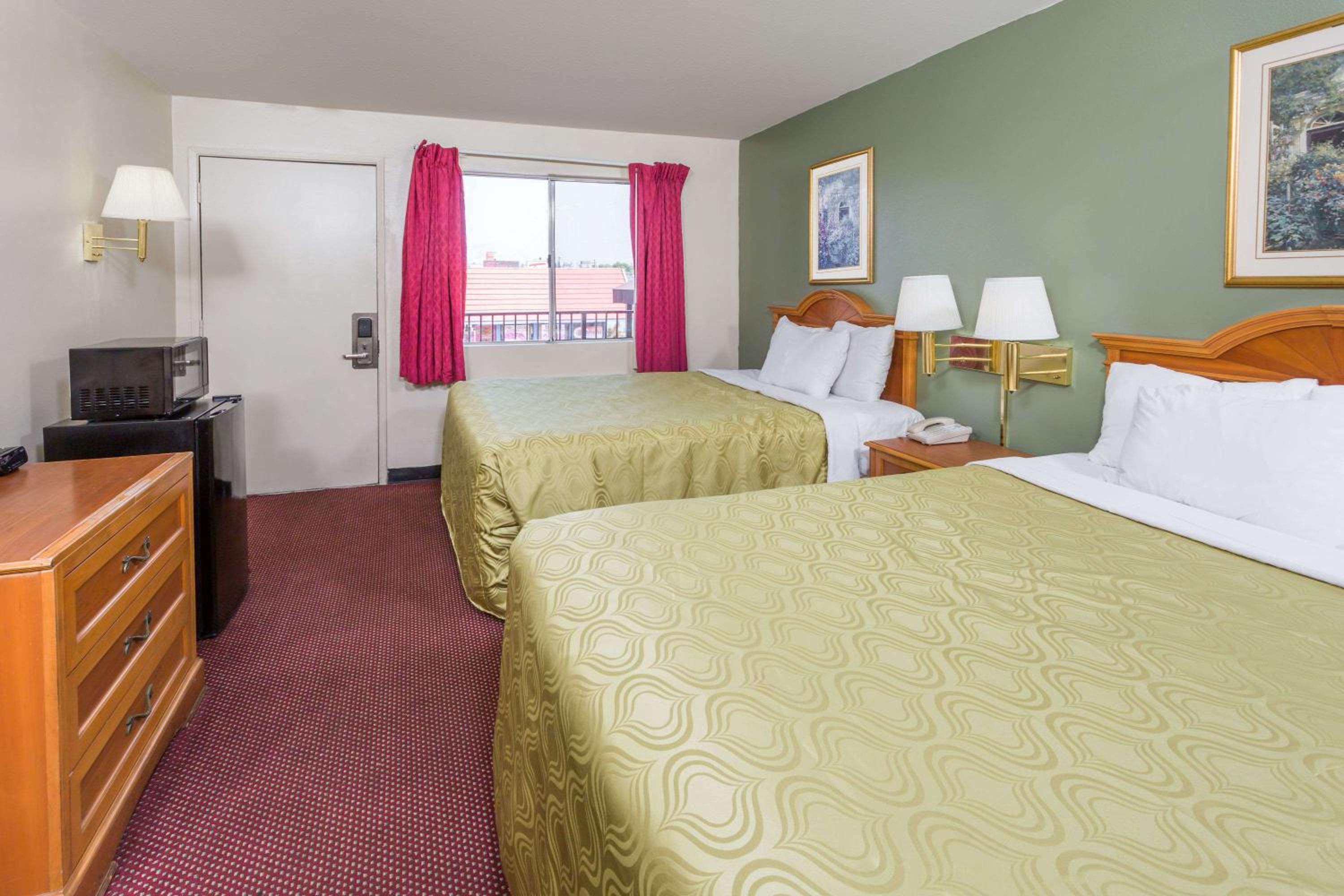 Queen Room with Two Queen Beds - Smoking