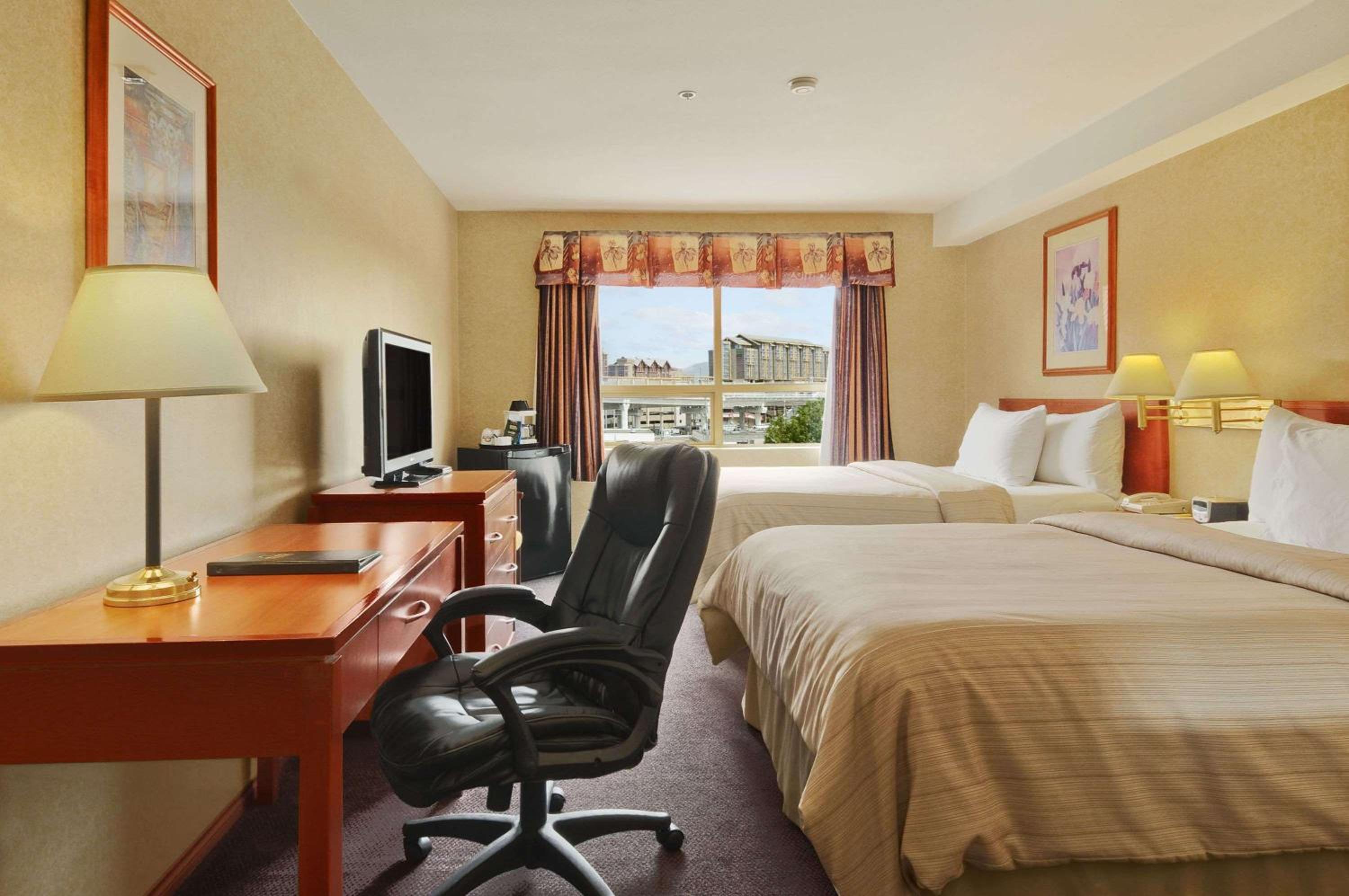 Queen Room with Two Queen Beds - Non-Smoking - Photo 3