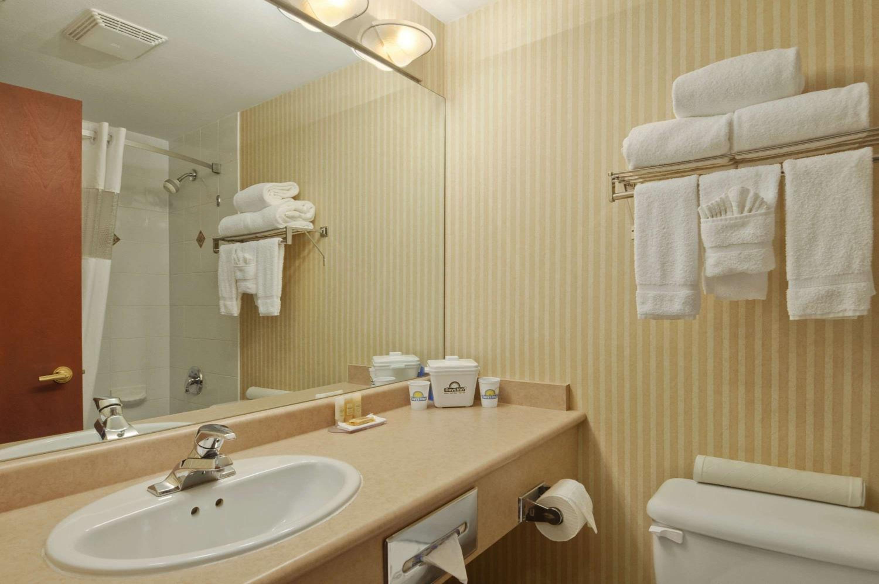 Standard King Room - Photo 4