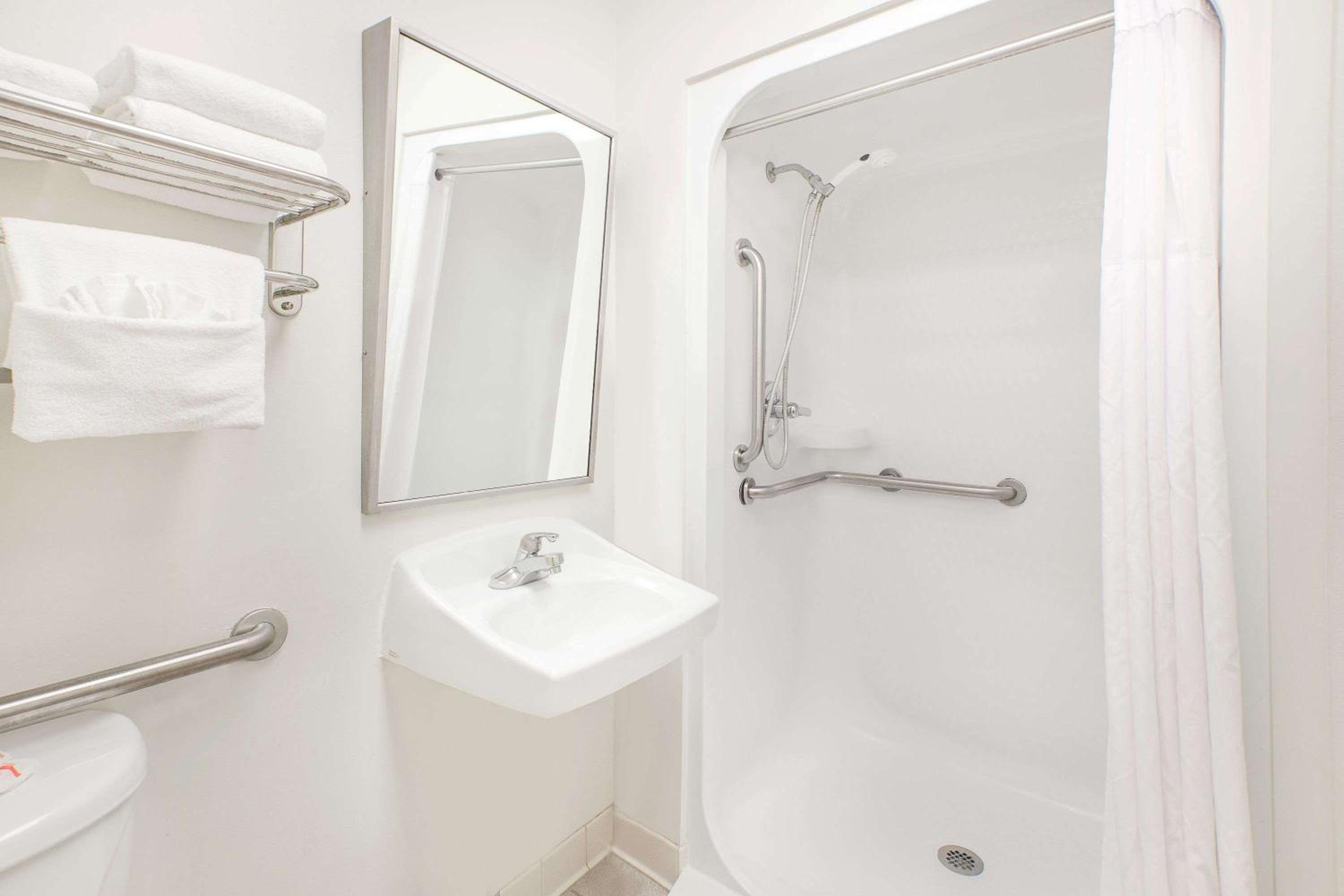 King Room - Disability Access/Non-Smoking - Photo 1