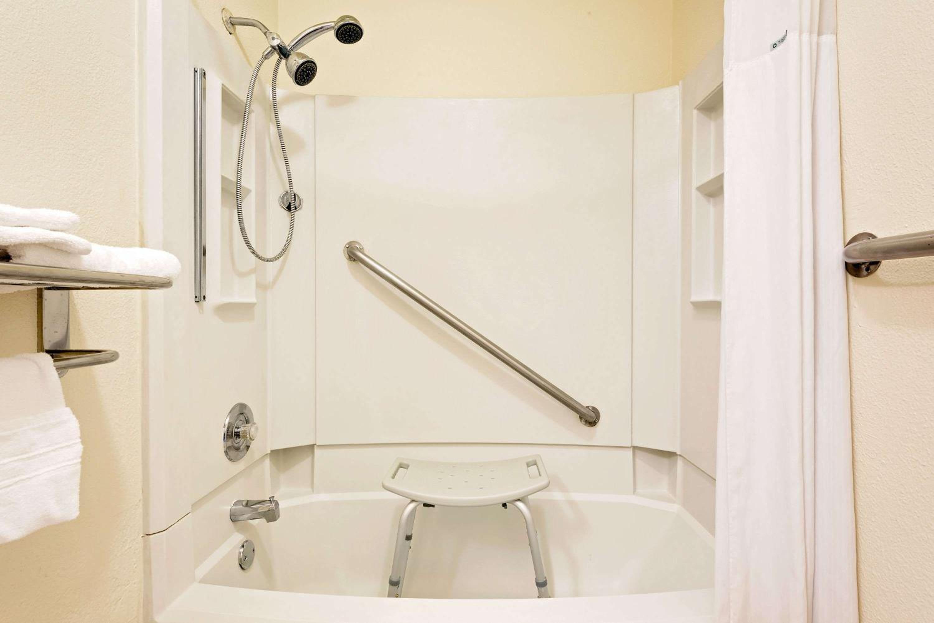 Queen Room with Bathtub - Mobility Accessible/Non-Smoking - Photo 3