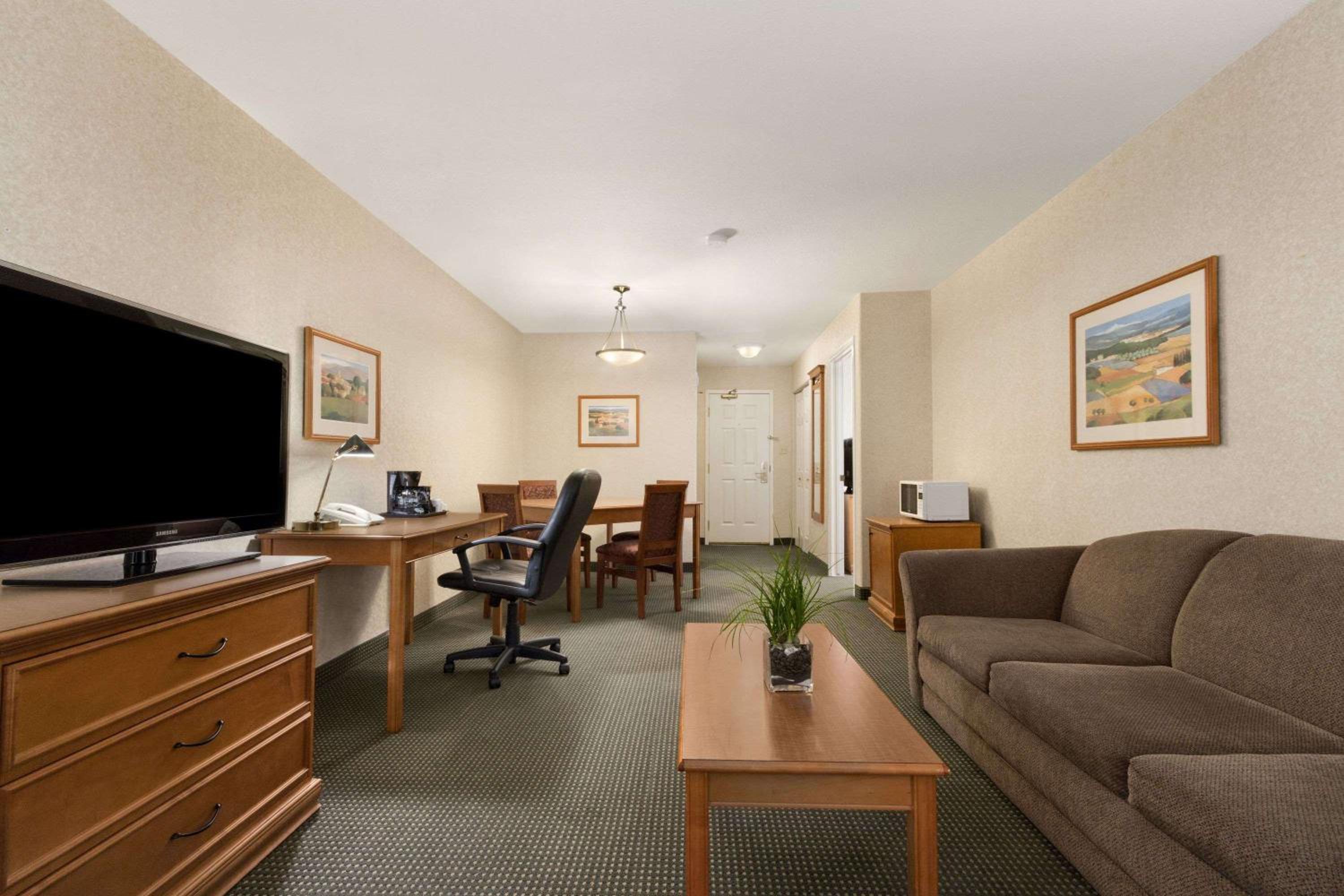 Executive Suite - Photo 1