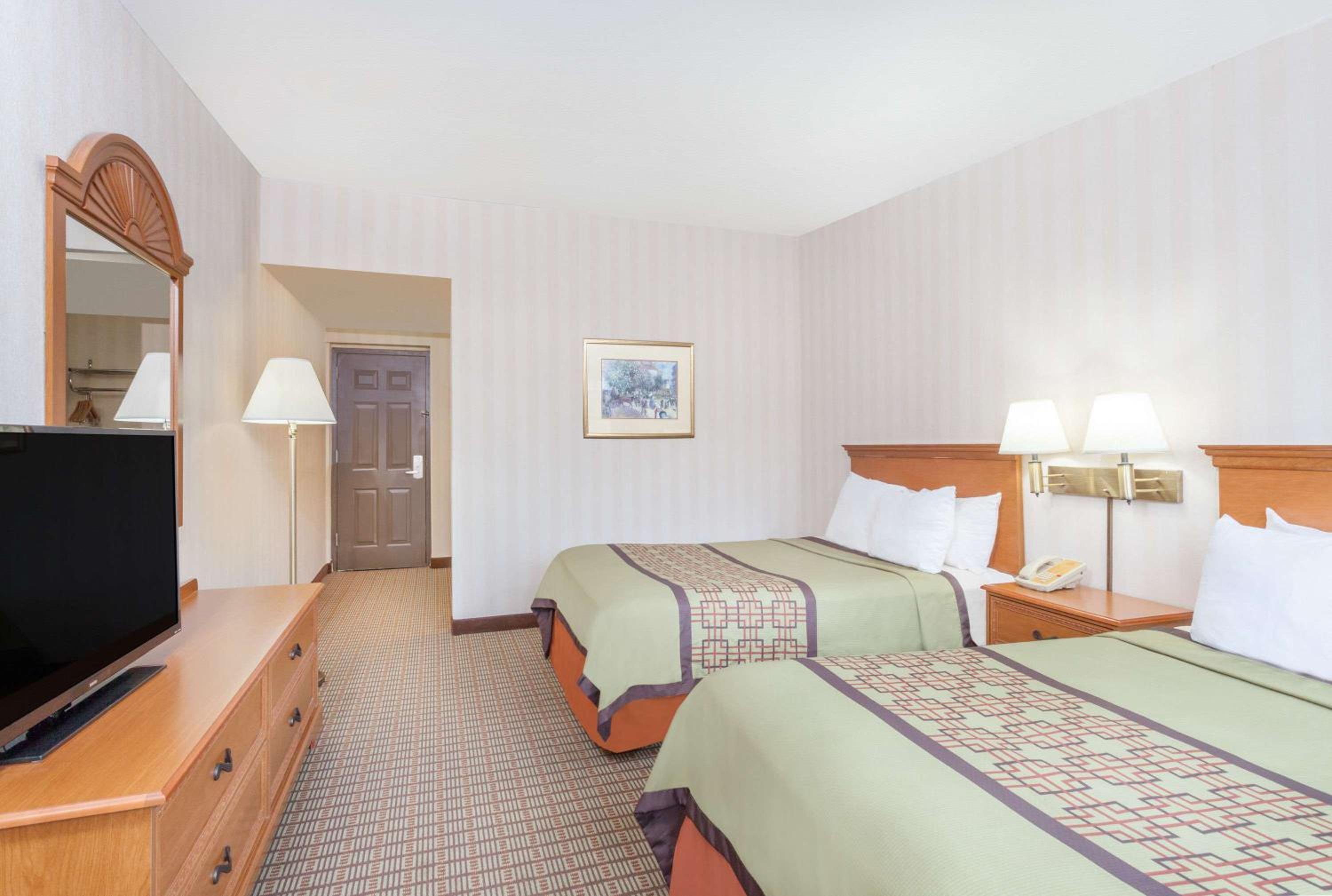 Queen Room with Two Queen Beds - Non-Smoking - Photo 1