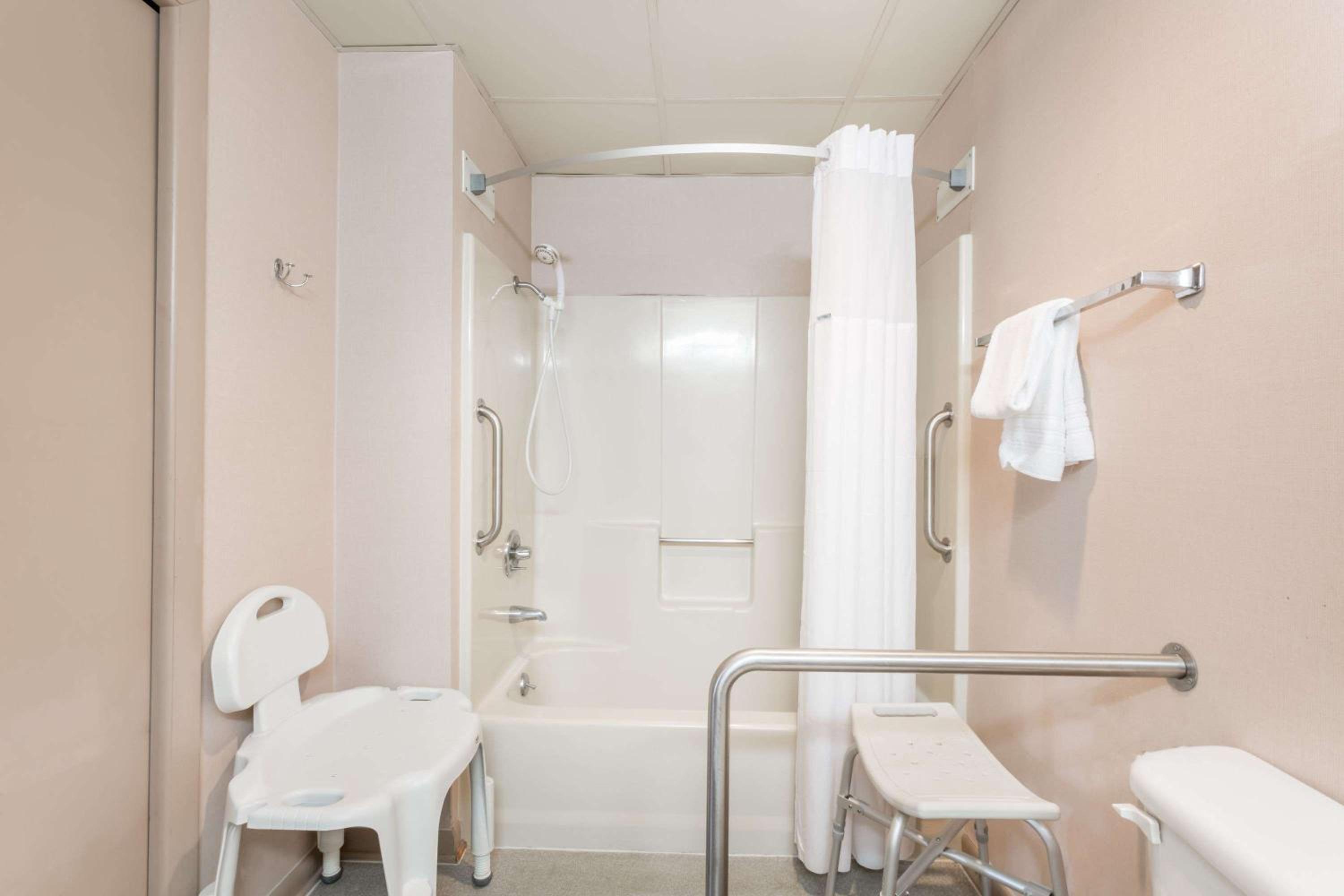 King Room - Disability Access photo 2