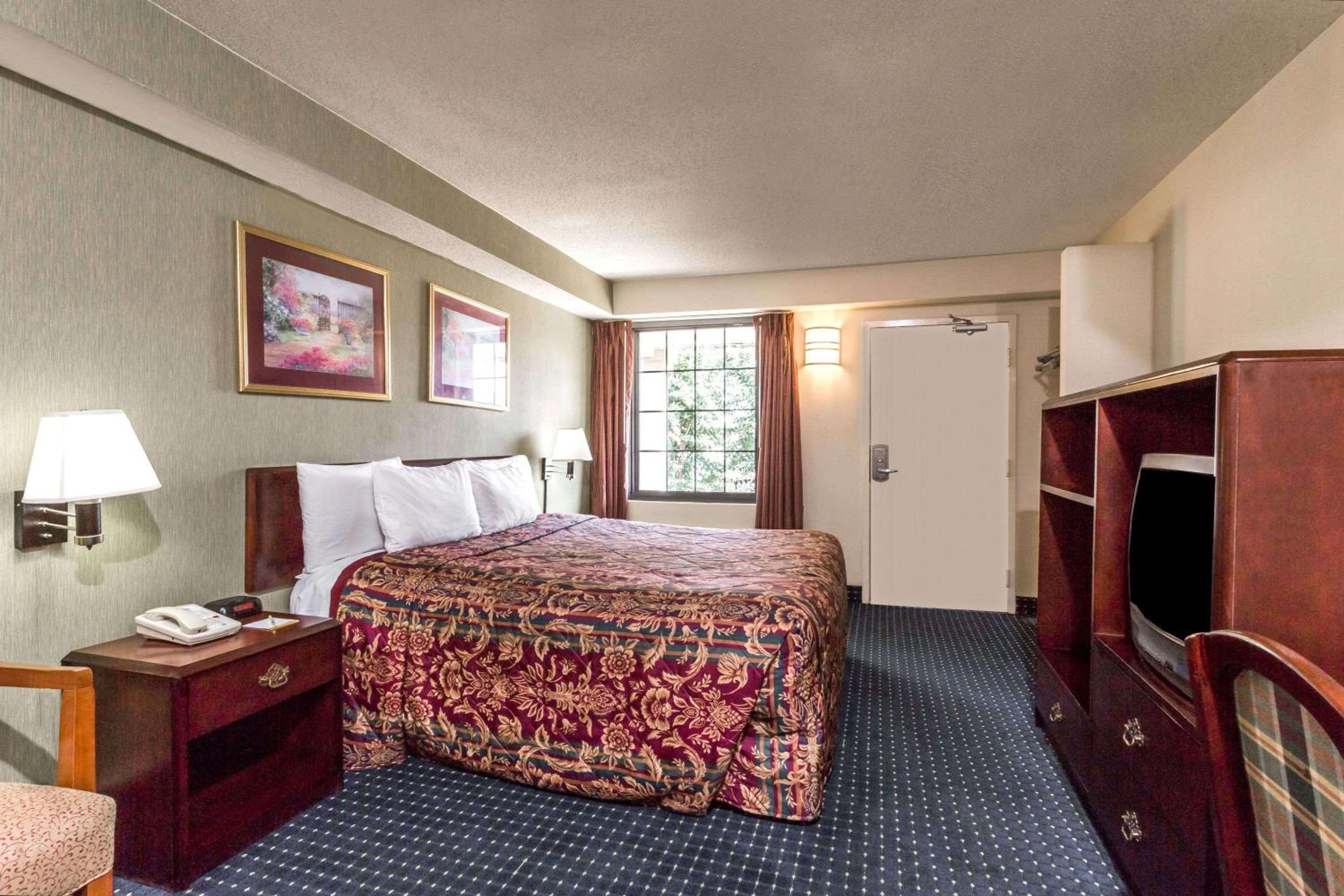 King Room - Non-Smoking - Photo 3