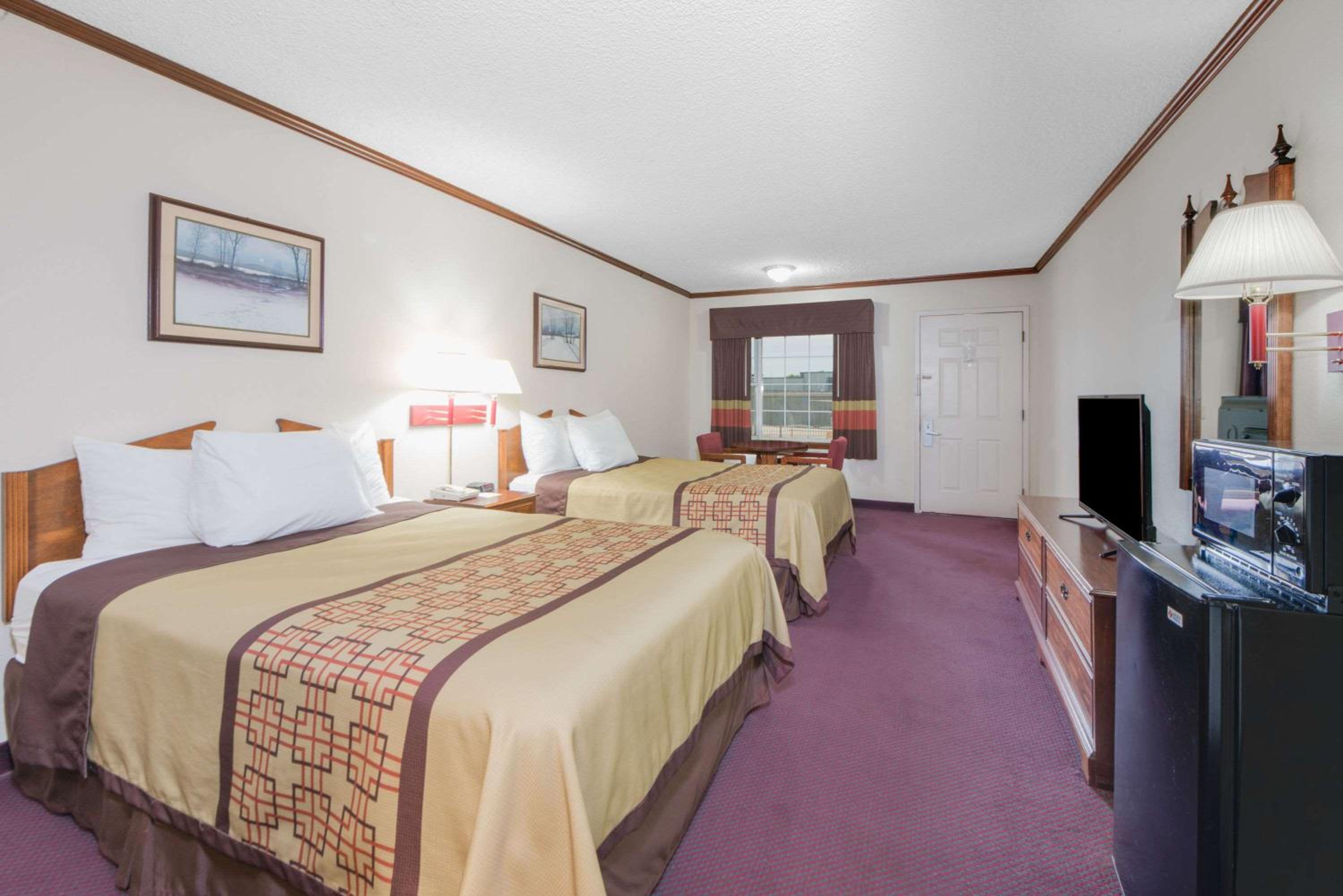 Double Room with Two Double Beds - Smoking photo 3