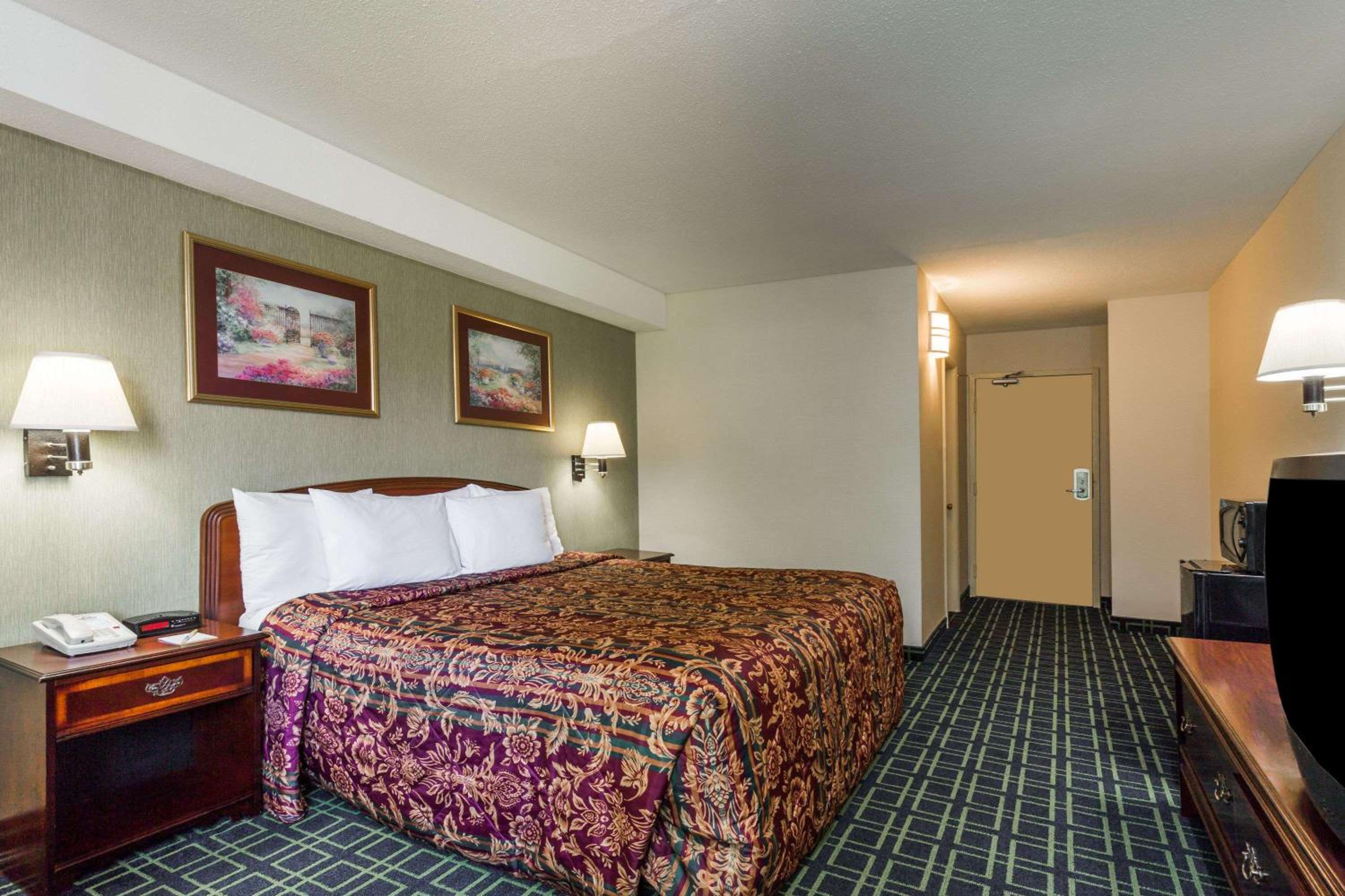 King Room - Non-Smoking - Photo 2