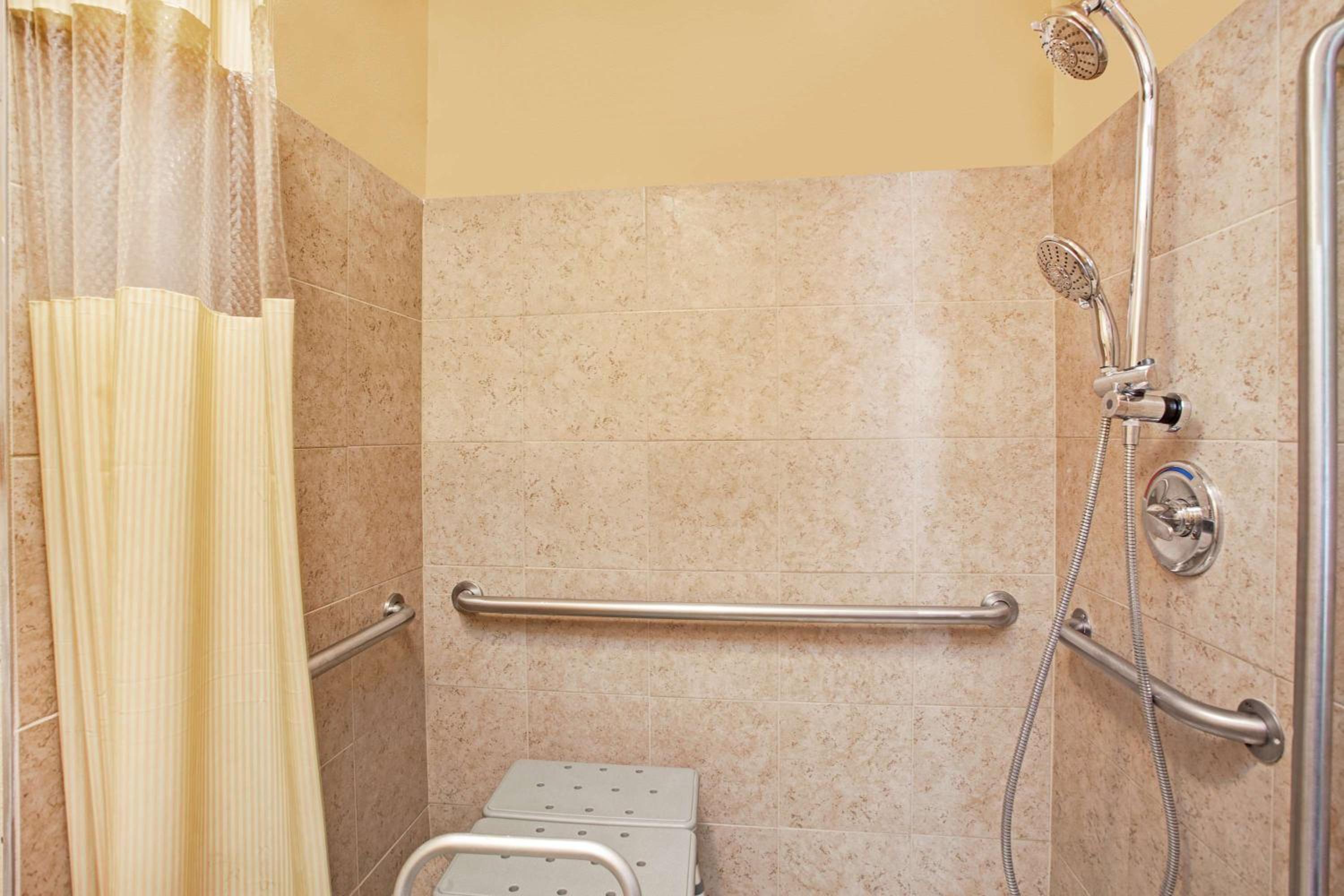 King Room - Disability Access - Non-Smoking - Photo 5