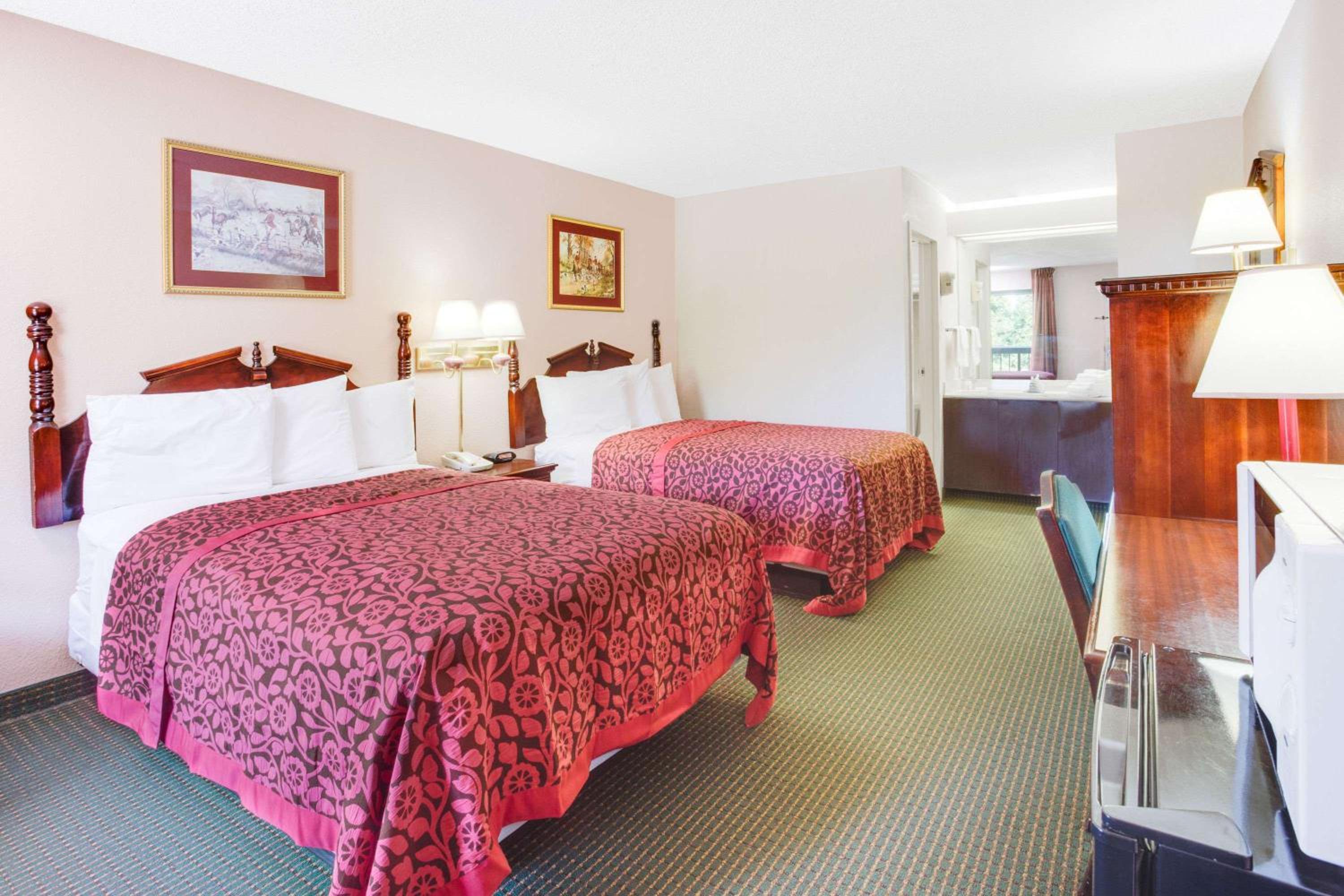 Double Room with Two Double Beds - Smoking - Photo 3