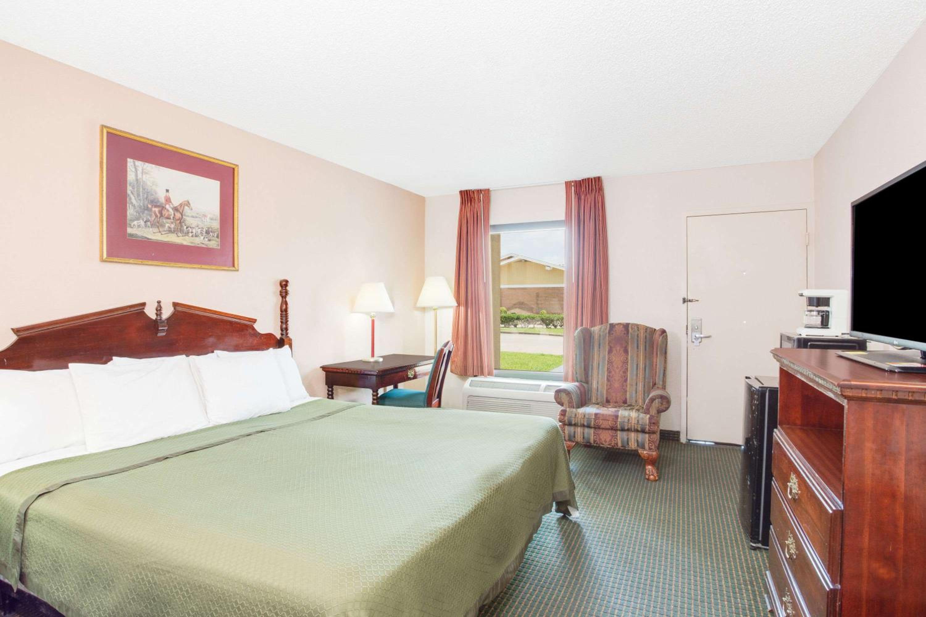 King Room - Non-Smoking - Photo 2