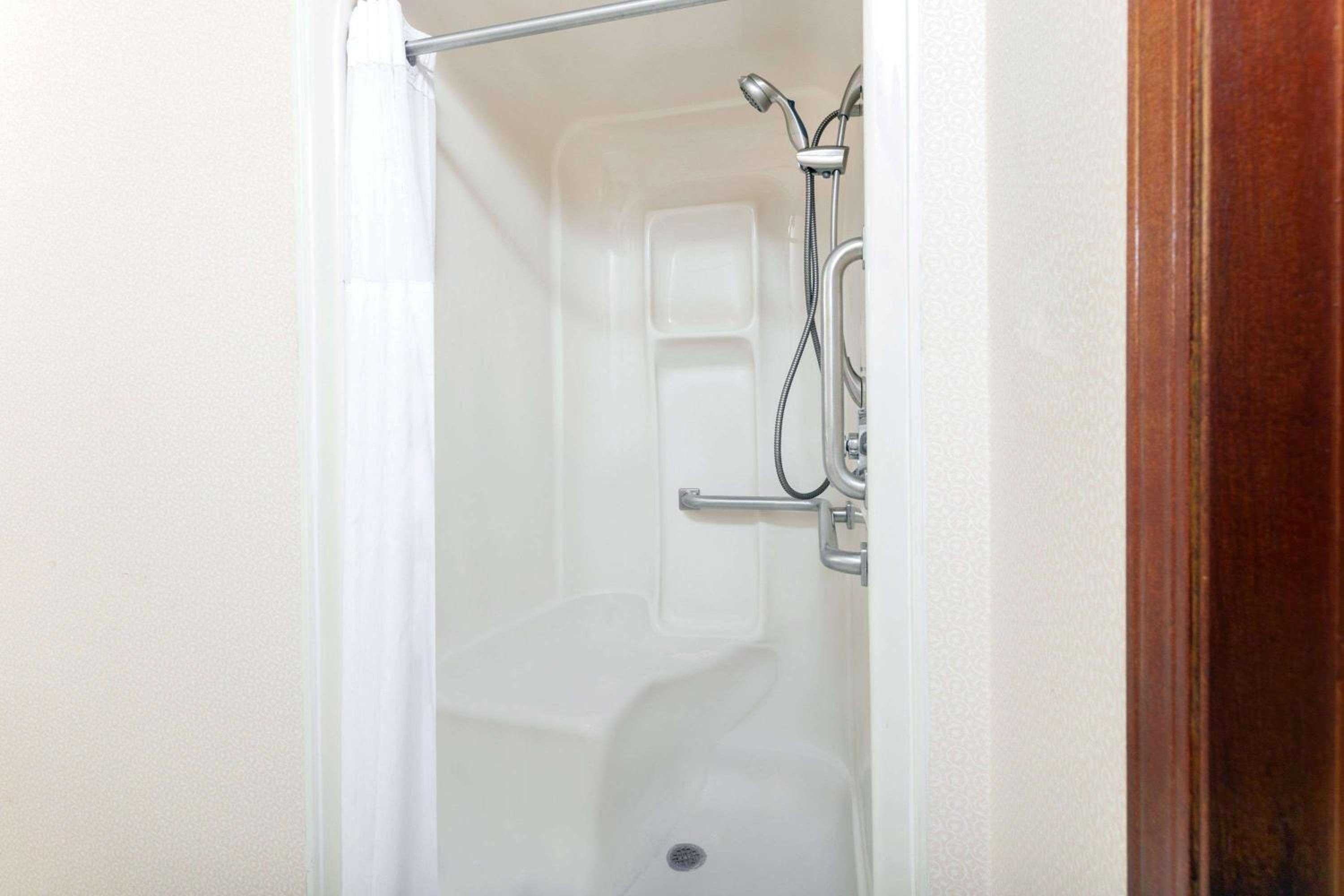 King Room - Disability Access/Non-Smoking - Photo 8
