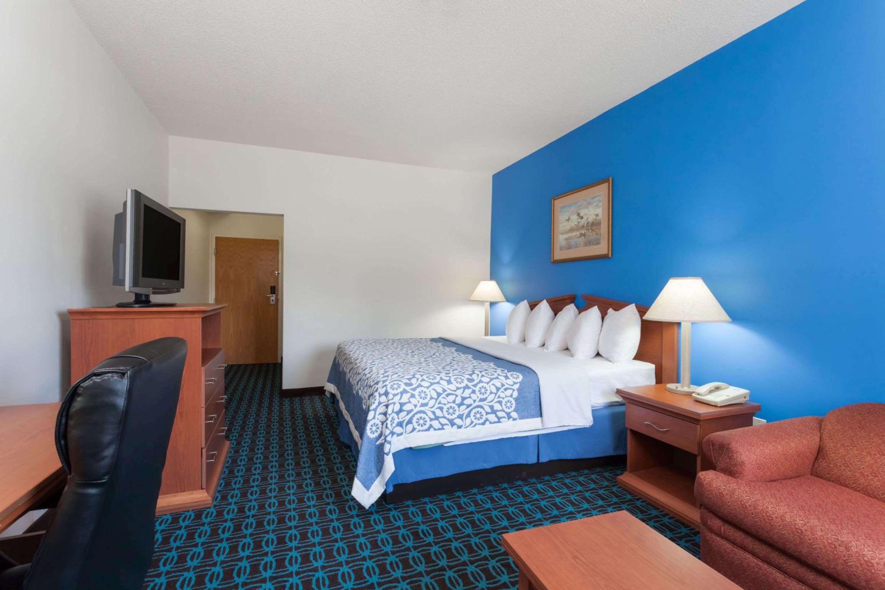 King Room - Non-Smoking - Photo 1