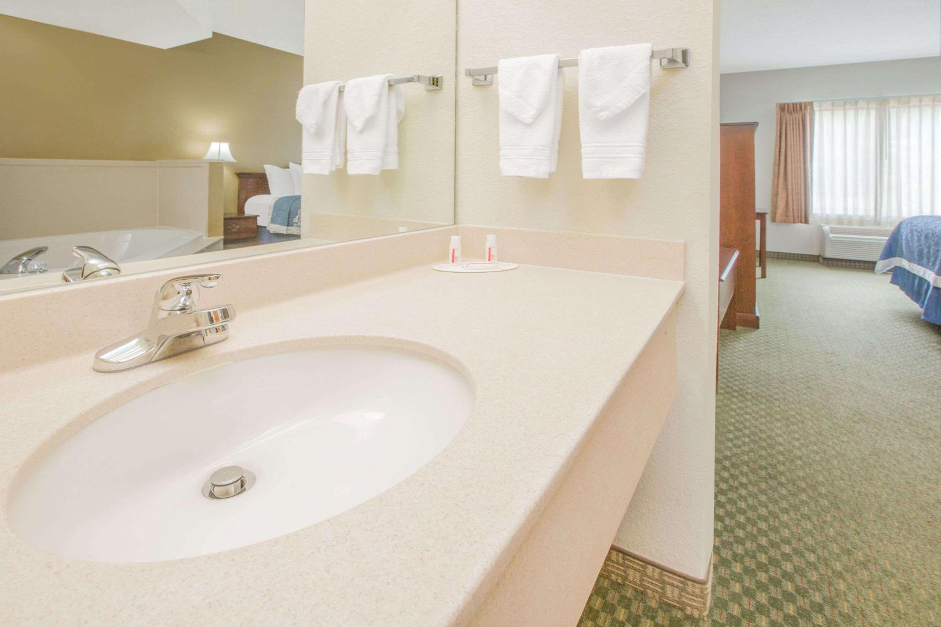 Double Room - Disability Access/Non-Smoking - Photo 4