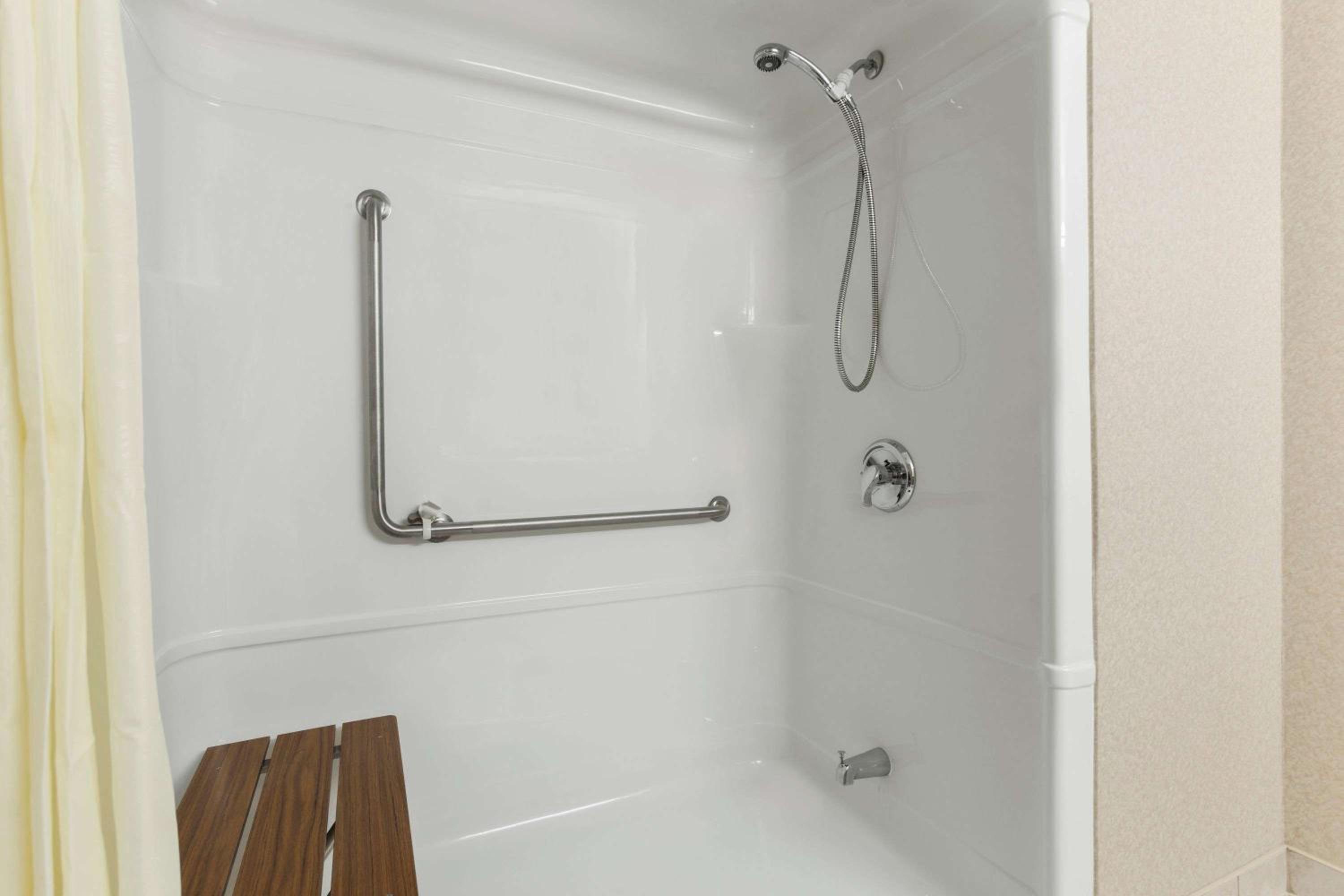 Deluxe King Room - Disability Access photo 3