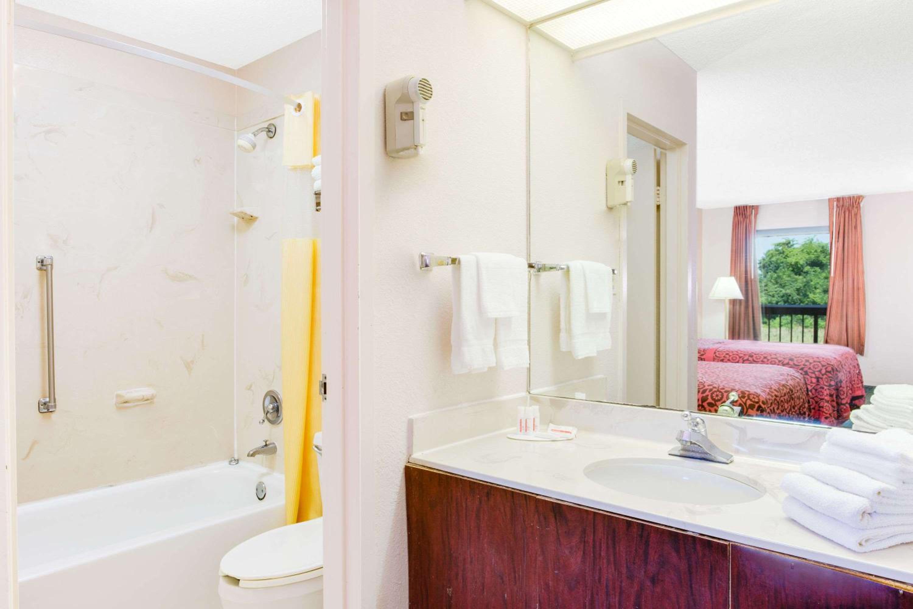 King Room - Non-Smoking - Photo 4