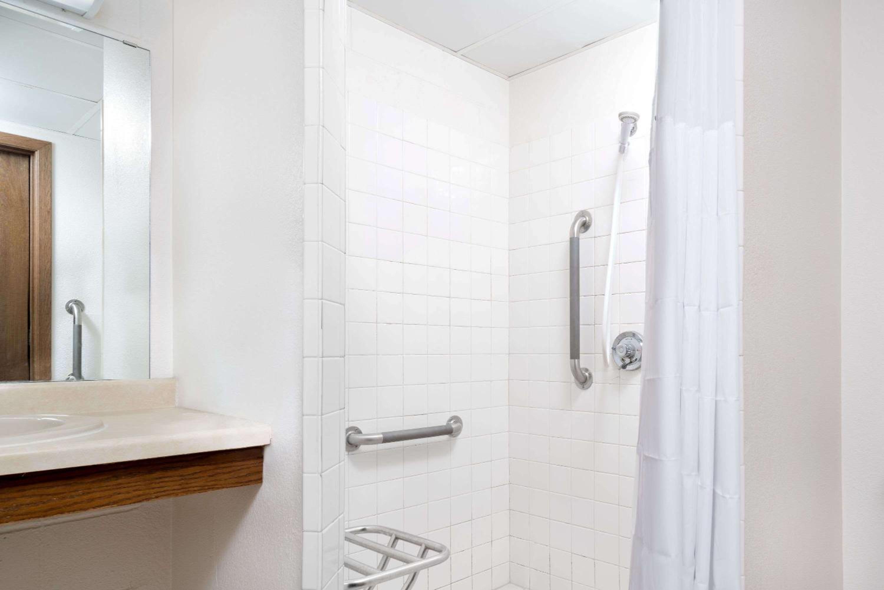 Double Room - Disability Access/Non-Smoking - Photo 2
