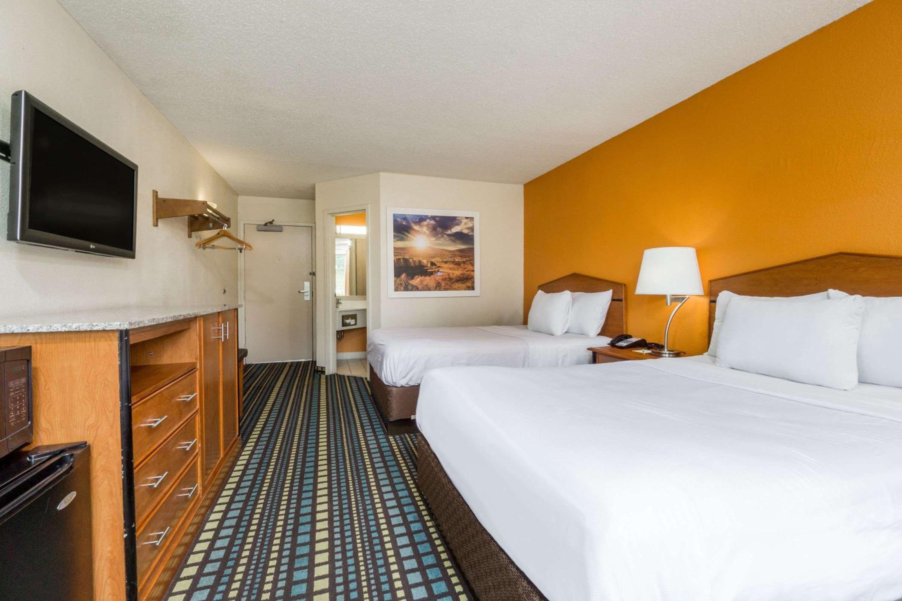Double Room with Two Double Beds - Non-Smoking - Photo 2
