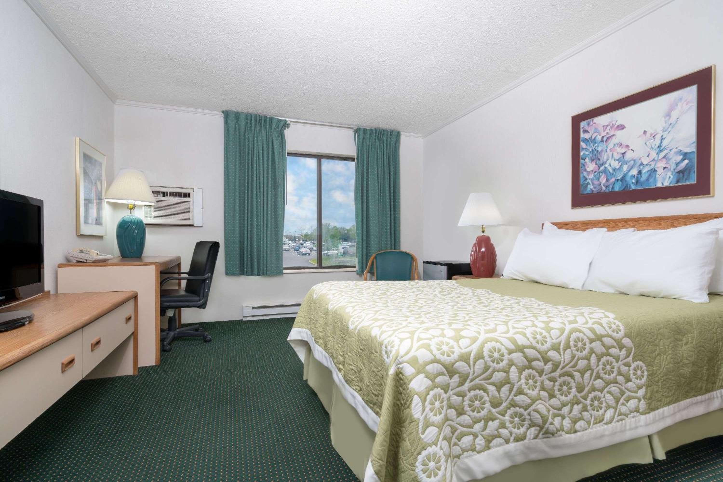 King Room - Non-Smoking - Photo 1
