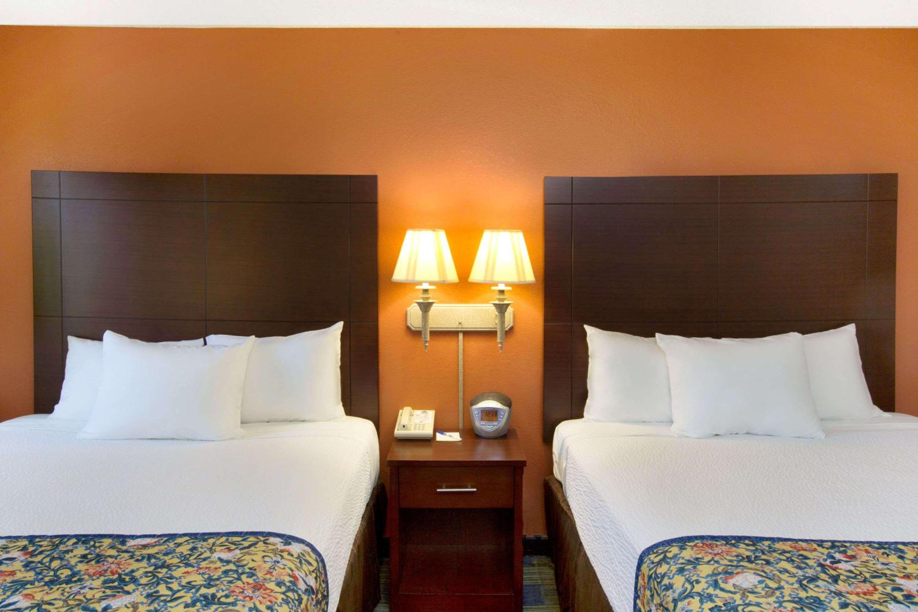 Queen Room with Two Queen Beds - Non-Smoking - Photo 1