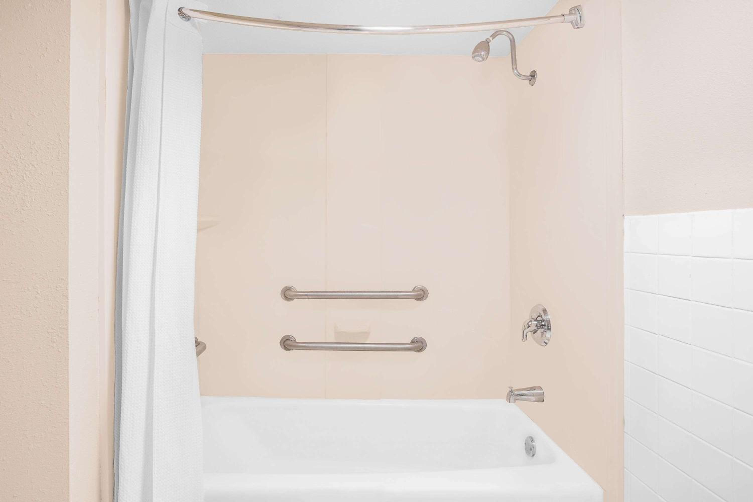 Queen Room - Mobility Access/Non-Smoking photo 3