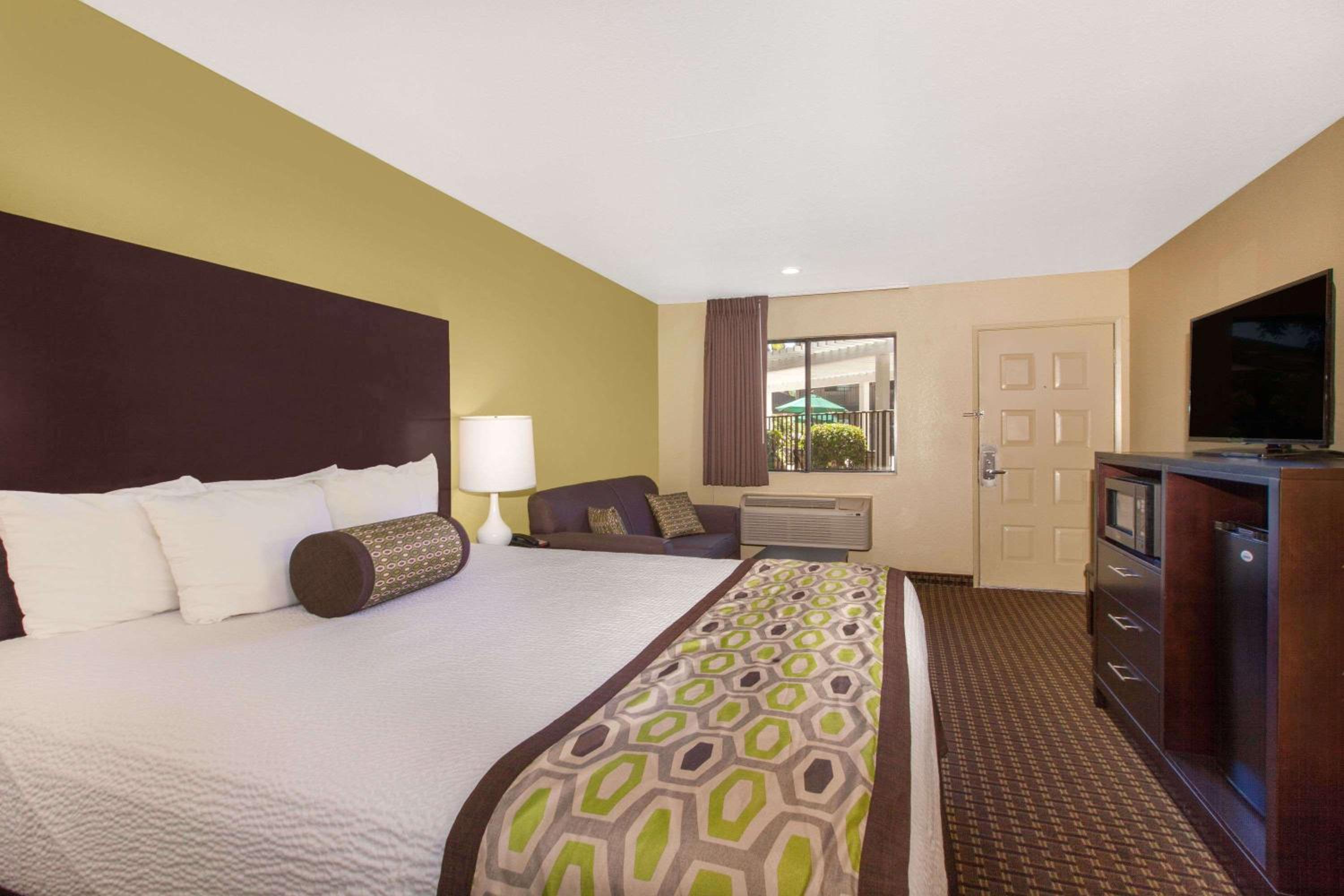 King Room - Non-Smoking - Photo 1