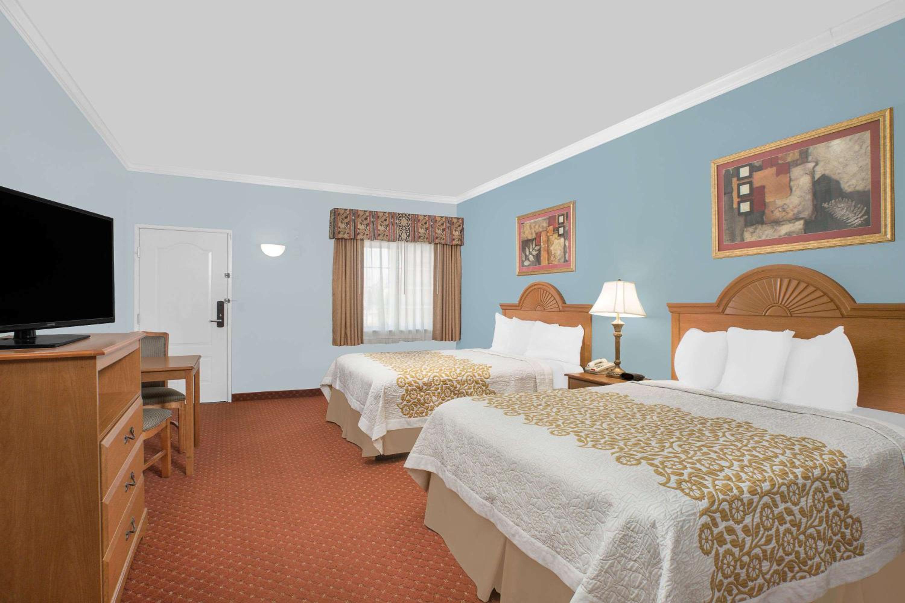 Queen Room with Two Queen Beds and Bath Tub - Mobility/Hearing Access - Non-Smoking - Photo 9
