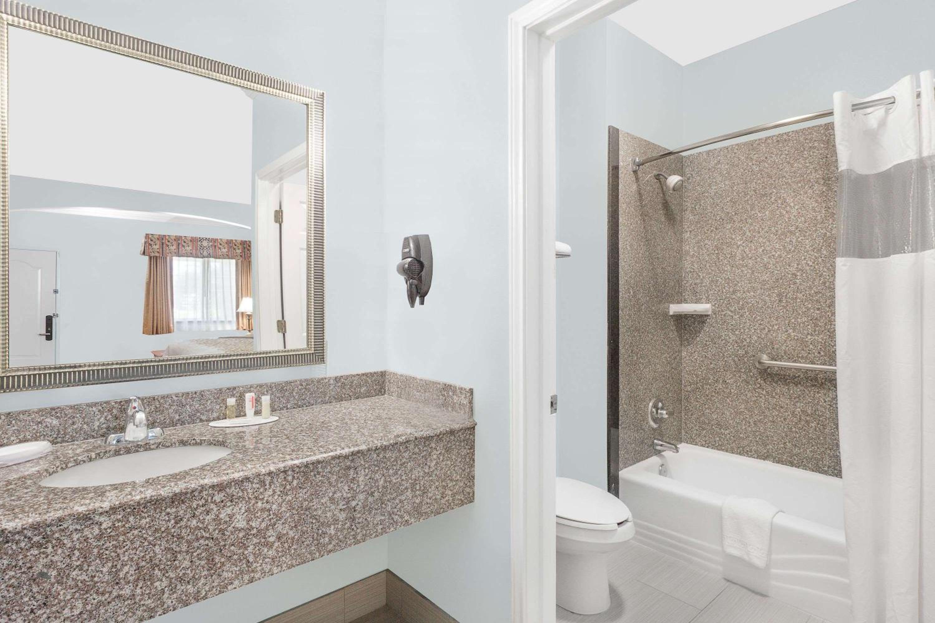 Queen Room with Two Queen Beds and Bath Tub - Mobility/Hearing Access - Non-Smoking - Photo 14