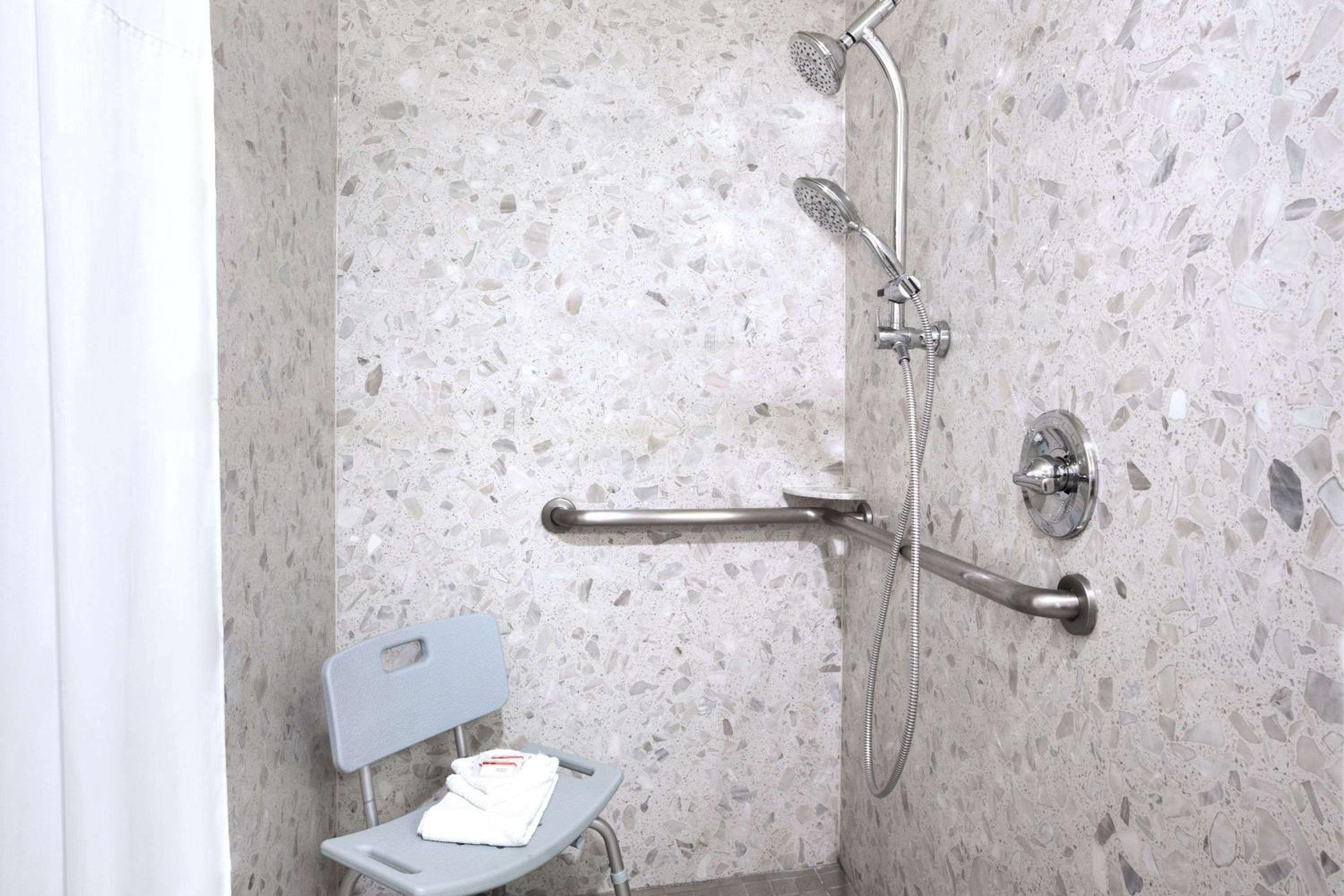 King Room - Mobility/Hearing Access/Non Smoking - Photo 4