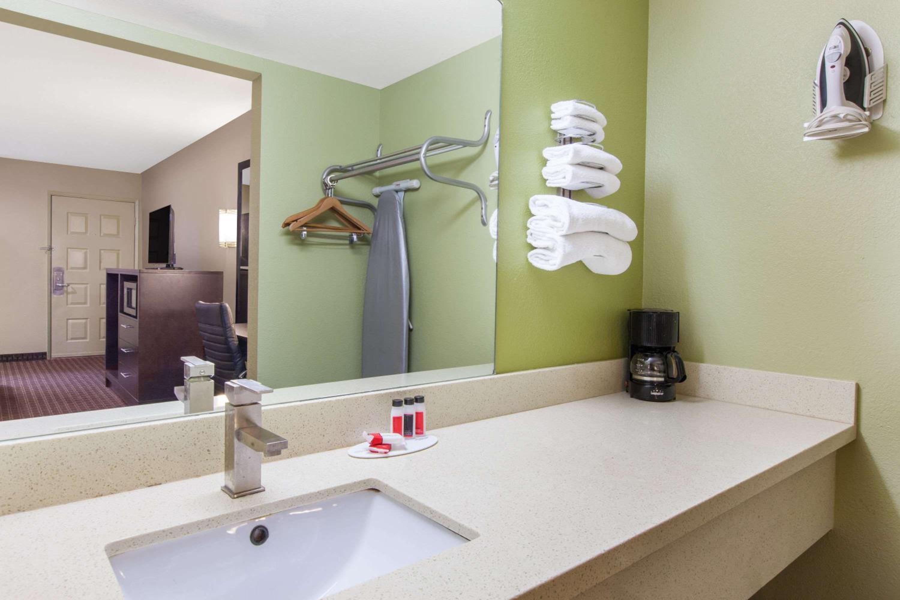 Double Room with Two Double Beds - Non-Smoking - Photo 4