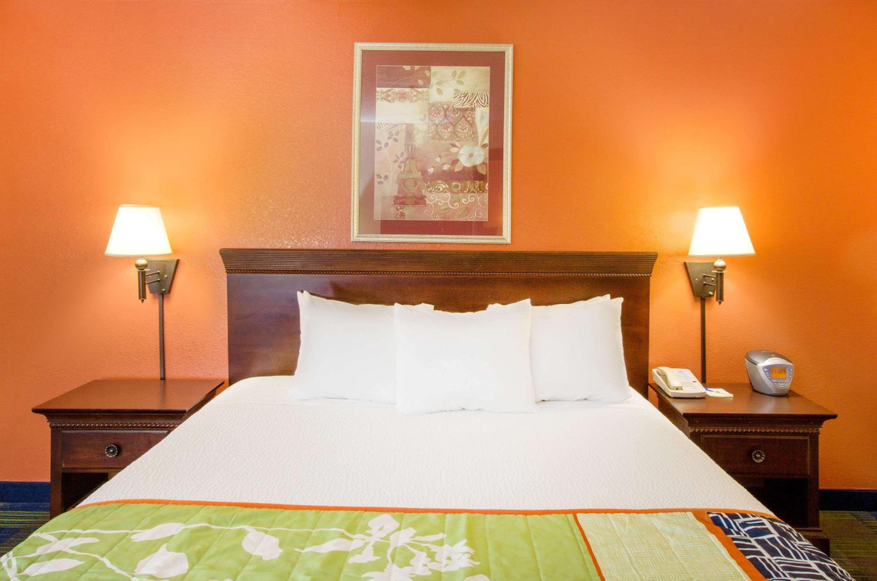 King Room - Mobility/Hearing Access/Non Smoking - Photo 3