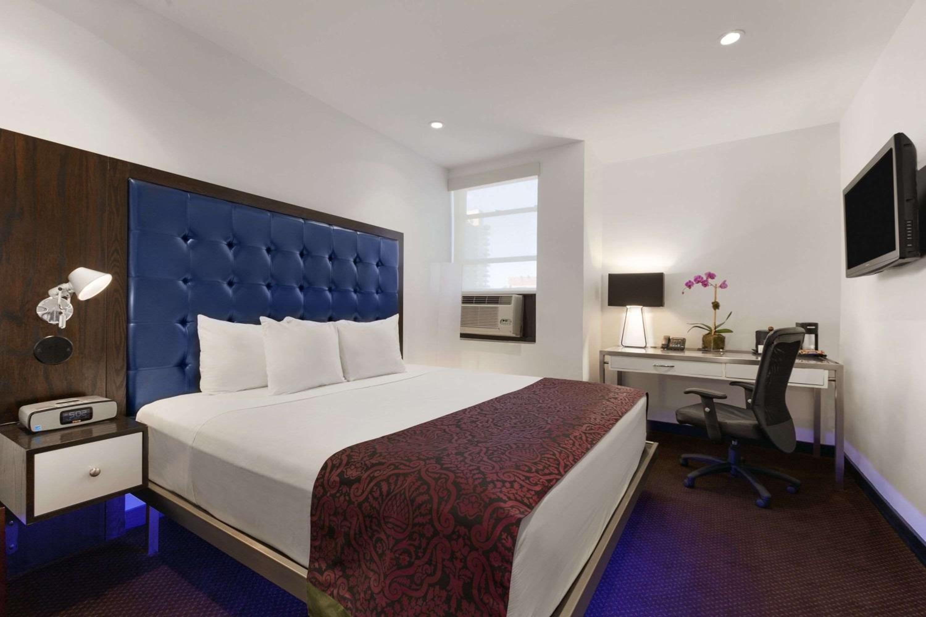 Silver, 1 King Bed photo 3