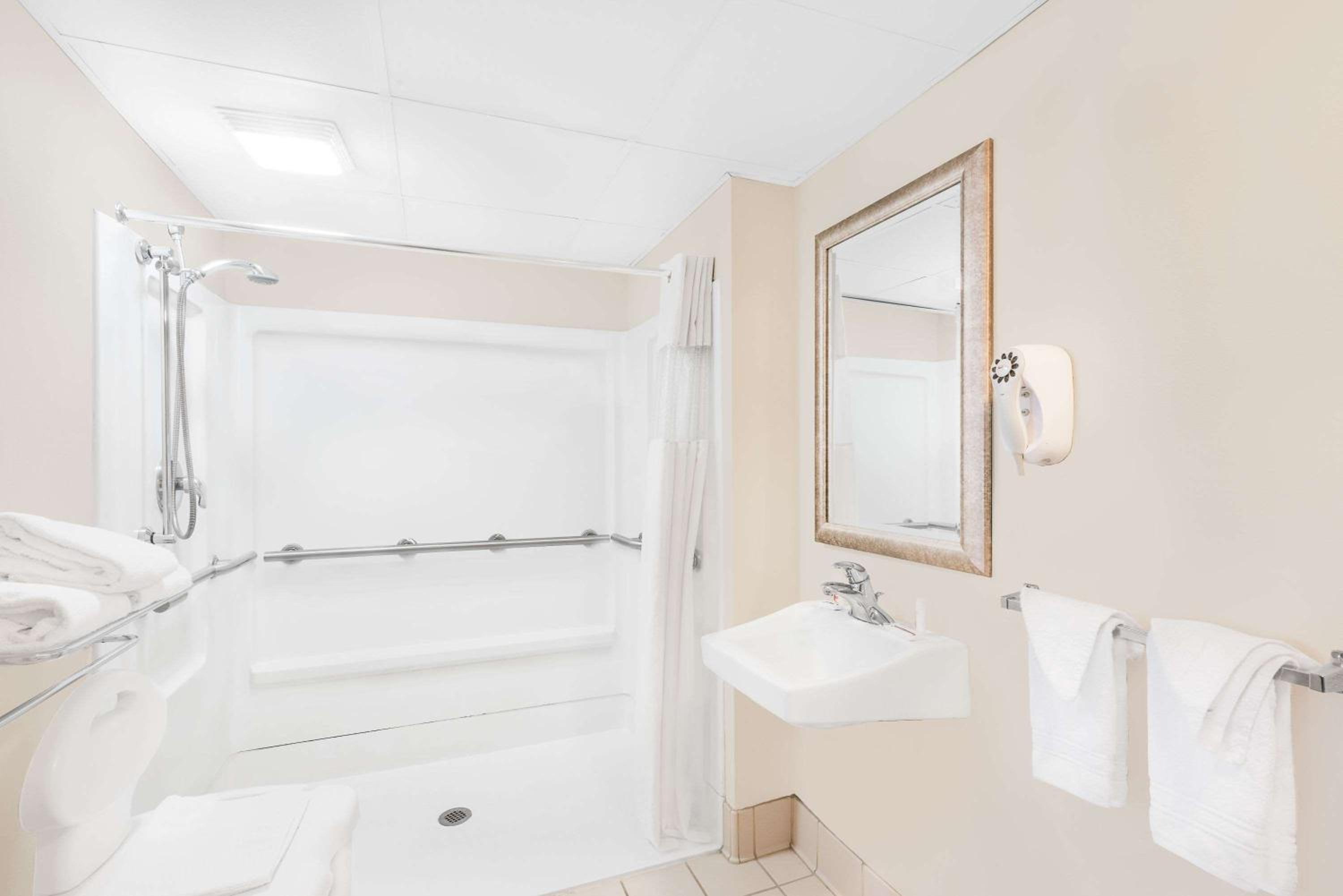 2 Double Beds, Accessible Room, Smoking - Photo 2