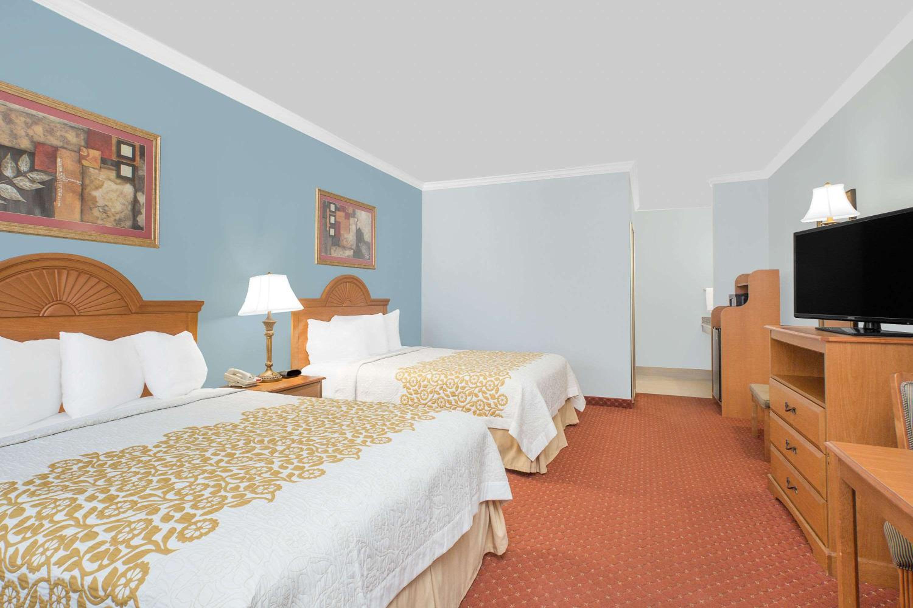 Queen Room with Two Queen Beds and Bath Tub - Mobility/Hearing Access - Non-Smoking - Photo 7