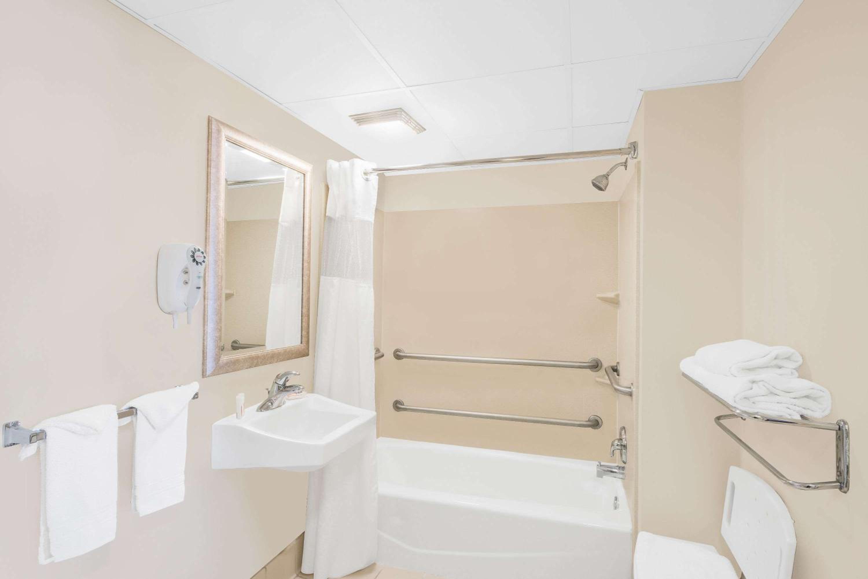 2 Double Beds, Accessible Room, Smoking - Photo 3