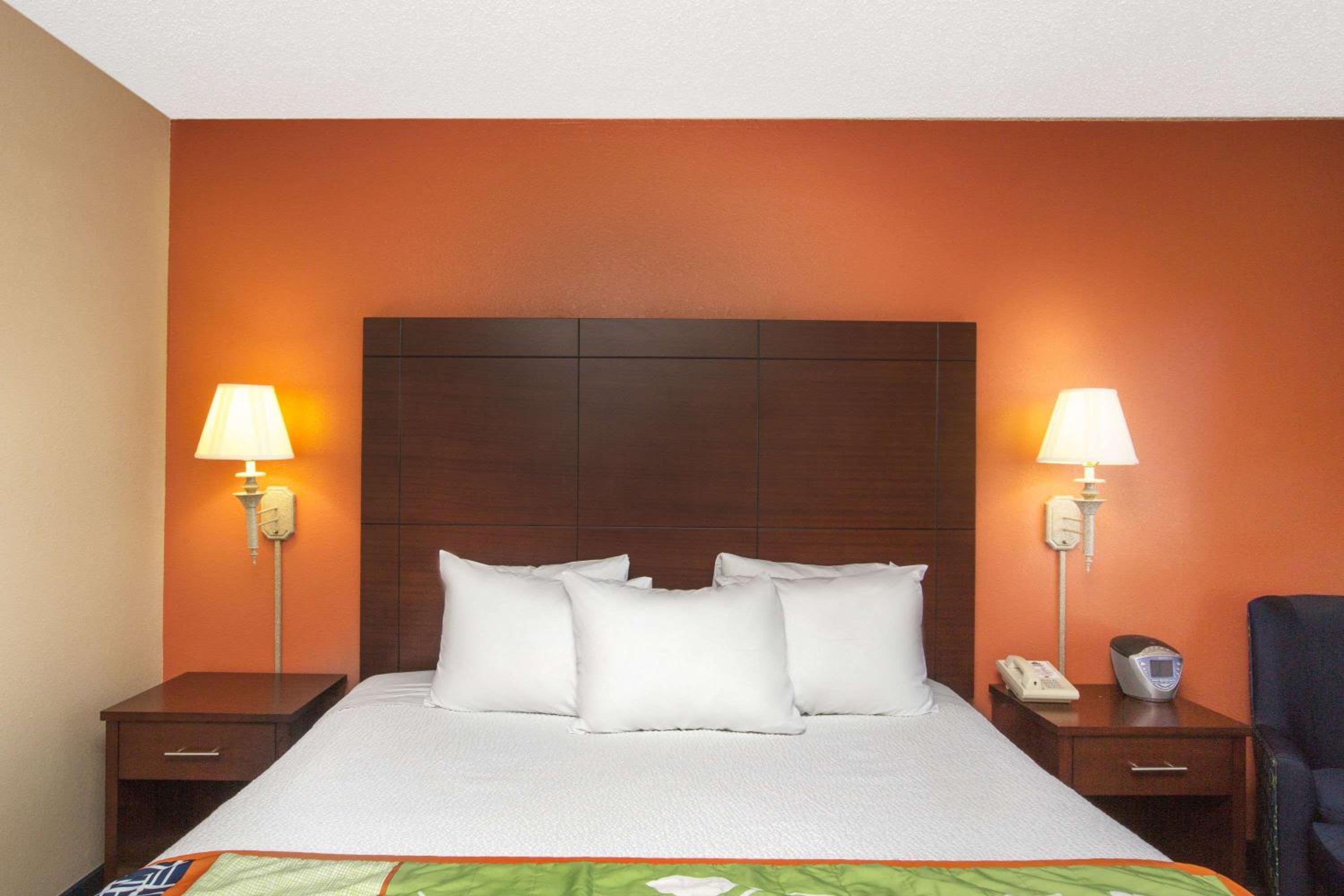 King Room - Non-Smoking - Photo 4